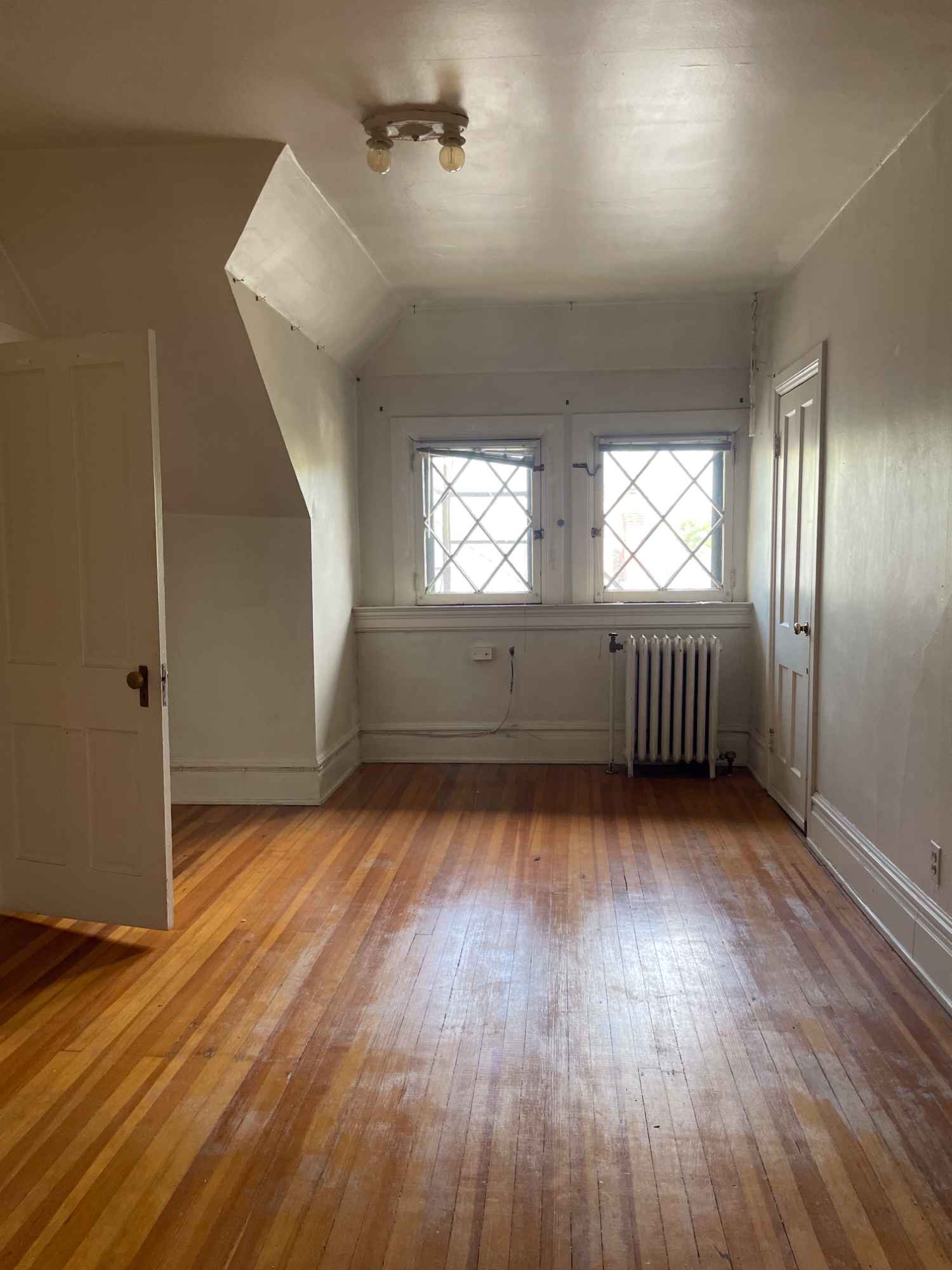 Hey folks! I'm a professor of art at a local college and I'm looking for a new roommate. It's a very large room in an old converted mansion with wood floors and high ceilings. Lot's of living space... the living room was a dance floor at one point for the original owners, so I hear.
Most days I'm out from early til around dinner. Several days a week I gym and get to Cheeseman to catch sunset as much as I can. I like to cook several nights a week and watch movies from time to time. One of the rooms is set up as an art studio and I'm happy to share the space. I have a small group of friends and colleagues I get together with on the weekends.
Looking for someone who is social and clean in the shared spaces. Shared interests help but I tend to get along with most folks so come as you are.