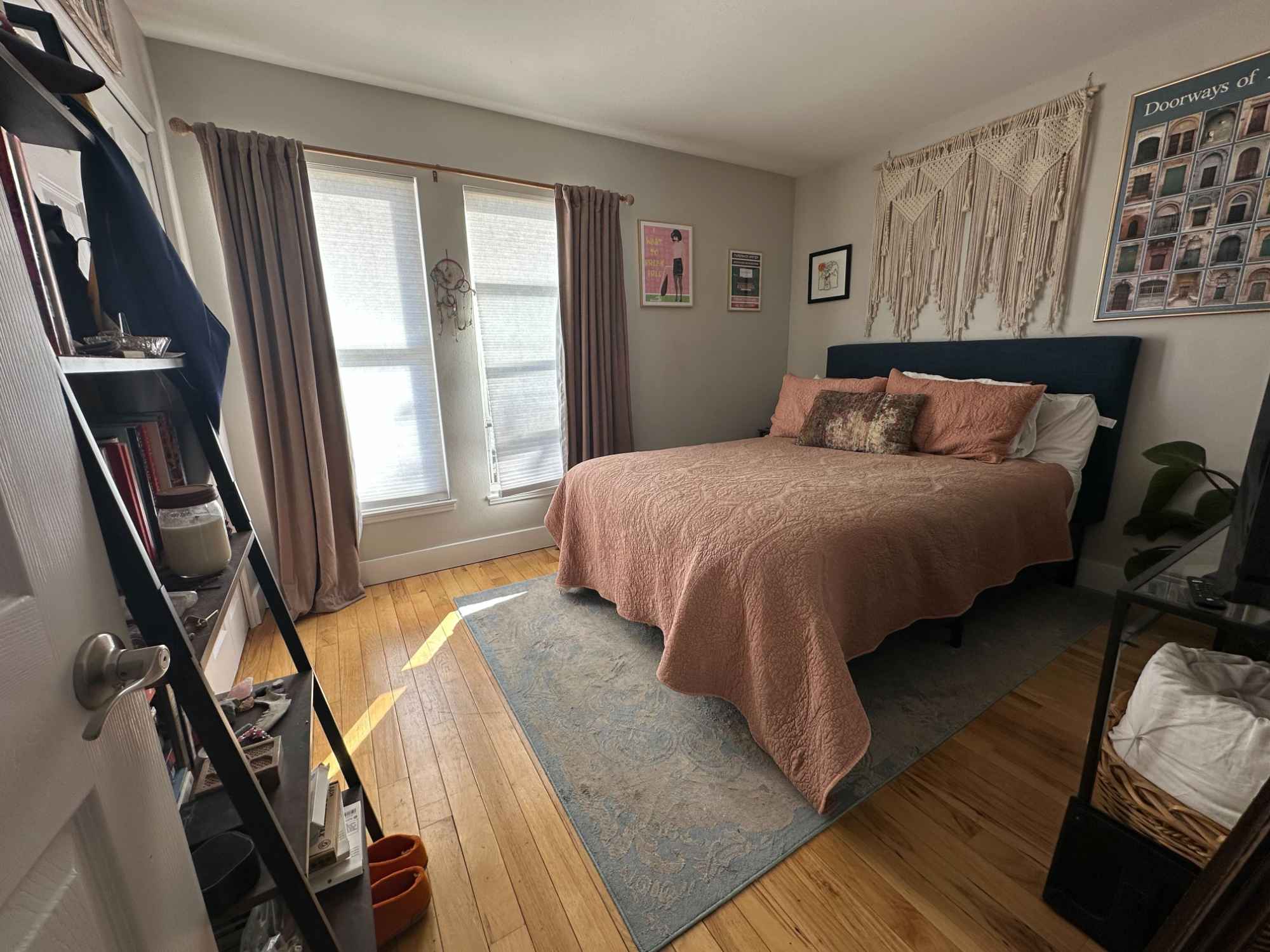 Roommate usually heads out to work around 8:30am and is out until mid afternoon. I've been working from home so that timing has worked out well! Evenings are quiet with tv and video games or reading. Cooking happens a lot and the kitchen is already well stocked with the roommate's supplies. She is very generous with sharing as long as everything is communicated and handled respectfully. Expect a sweet cat to be wandering around in the evening and sleeping by the fireplace during the day. The amenities are right across the street - pool, hot tub, movie theater, community room with pool tables, and a great gym. All are included in the price of rent!