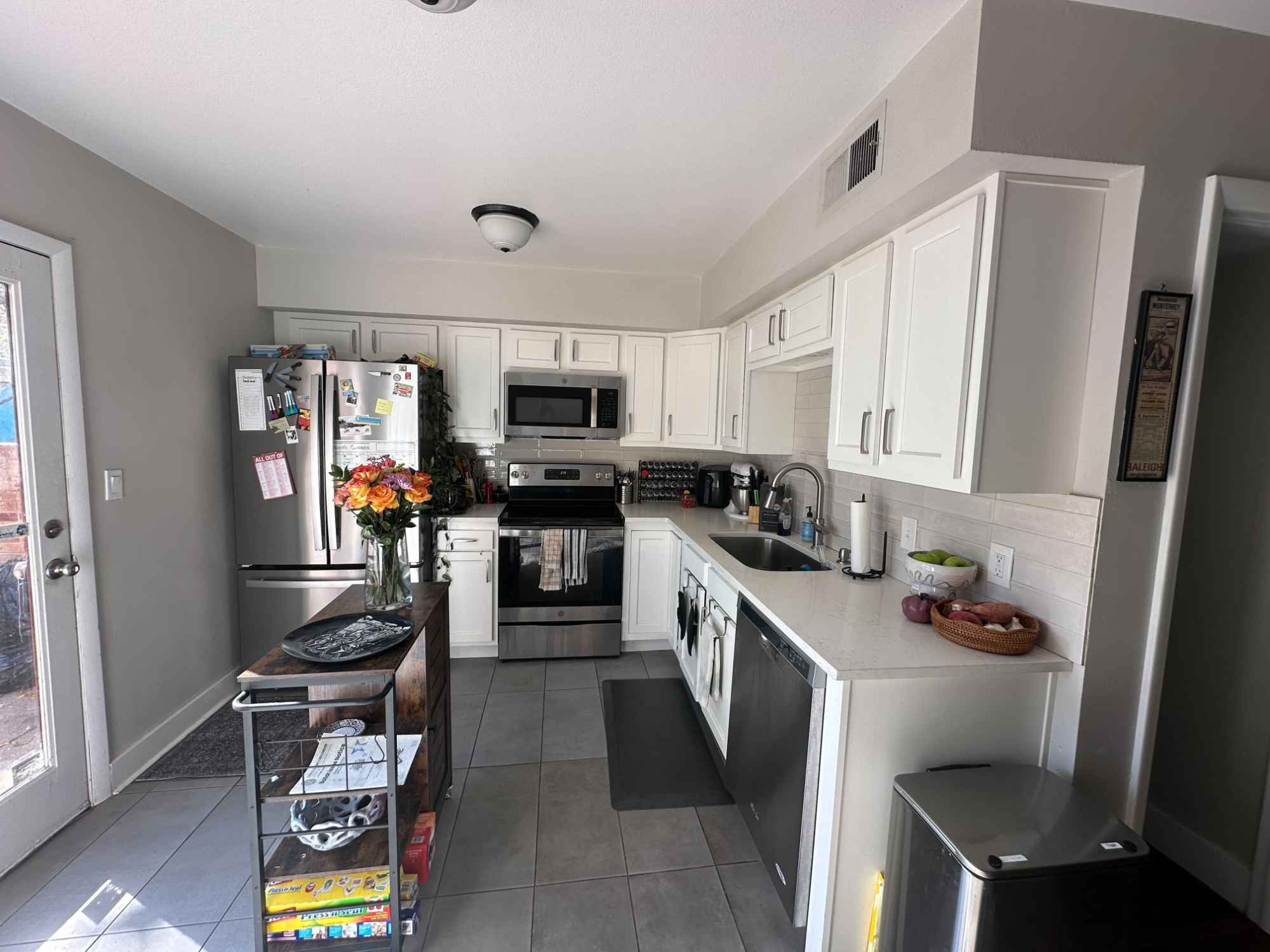 Roommate usually heads out to work around 8:30am and is out until mid afternoon. I've been working from home so that timing has worked out well! Evenings are quiet with tv and video games or reading. Cooking happens a lot and the kitchen is already well stocked with the roommate's supplies. She is very generous with sharing as long as everything is communicated and handled respectfully. Expect a sweet cat to be wandering around in the evening and sleeping by the fireplace during the day. The amenities are right across the street - pool, hot tub, movie theater, community room with pool tables, and a great gym. All are included in the price of rent!