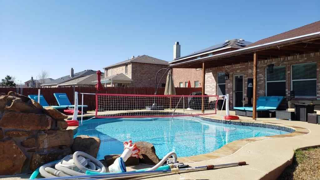 Hi, I have a two rooms available for rent (the bigger is an extra $50) in my huge home, SE Arlington, near Life Time Fitness and 20 mins away from UTA. The room (shared bathrooms) comes furnished with a queen bed, mattress, nightstand, desk, chair, dresser has a big closet. There is a washer & dryer on-site. You will have complete access to the home including the swimming pool. 

Roommates are all very respectful, friendly and most importantly we keep the home clean (we clean weekly)! To move in you will need a $400 refundable deposit and $700 rent with bills included.

-I'm looking for someone that is clean, someone that would treat this place as their own. No pets, no drugs, no smoking in the house, I'm ok with a few friends over every now and then as long as it doesn't get out of hand

-Must be employed and must provide proof of employment (last two pay stubs). Unemployed students are welcome but with a full month refundable deposit.

-I will run a background check

-Month to month lease

If interested please message me a bit about yourself along with any questions you might have!