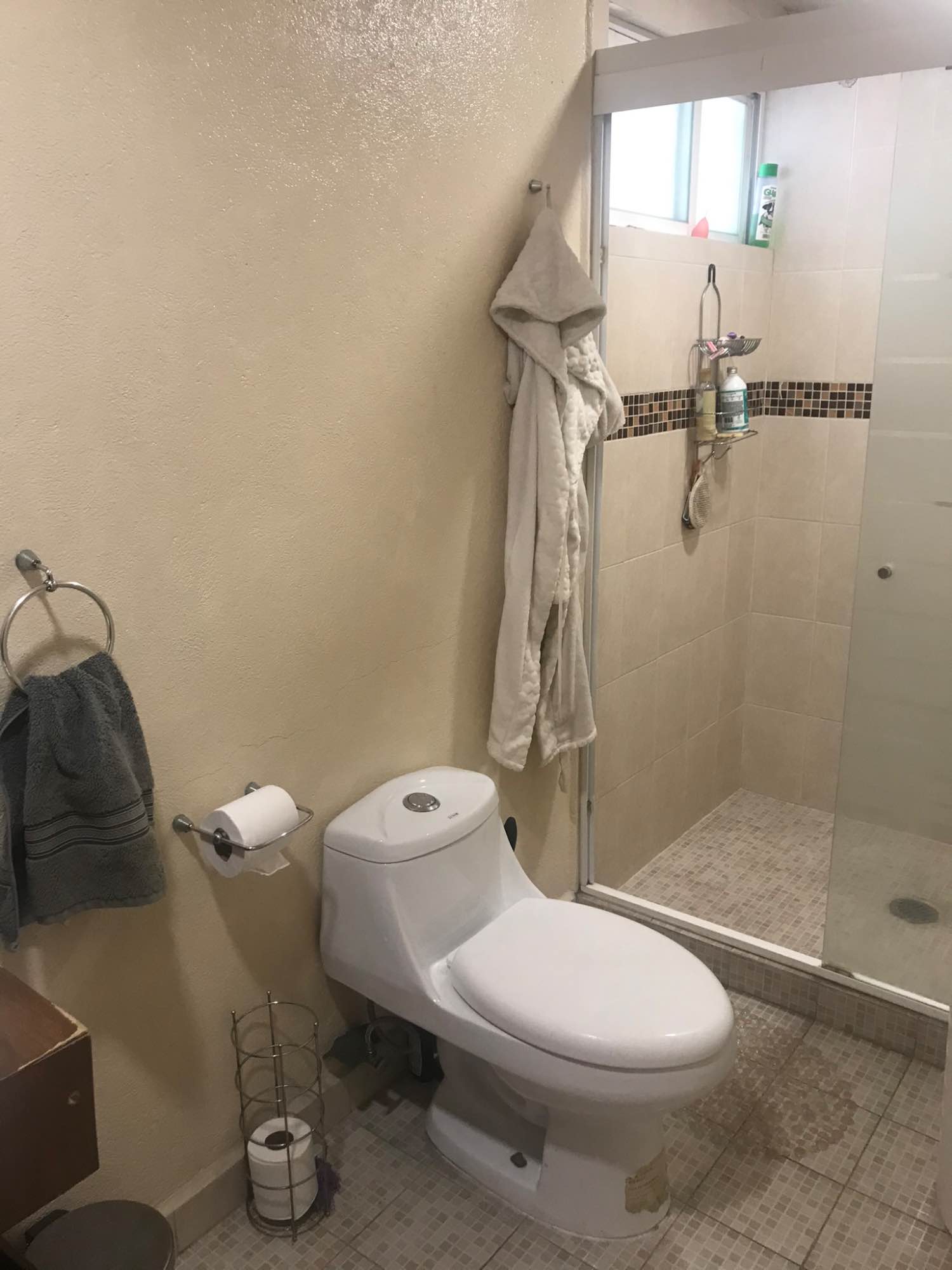 Departamento compartido en colonia Portales, excelente ubicación, cerca de metros Portales y Ermita, con avenidas principales eje 7 municipio libre, Tlalpan, Eje Central, facilidad de transporte (metro, bus, ecobicis).
El depa cuenta con Roof privado, la habitación cuenta con baño propio, escritorio, closet y esta amueblada.
La estancia incluye mantenimiento, agua, luz, gas, limpieza del depa e internet.
Somos pet friendly.
Fecha para ocupar: Febrero
Personas buena onda y que valoren un espacio limpio y armonioso