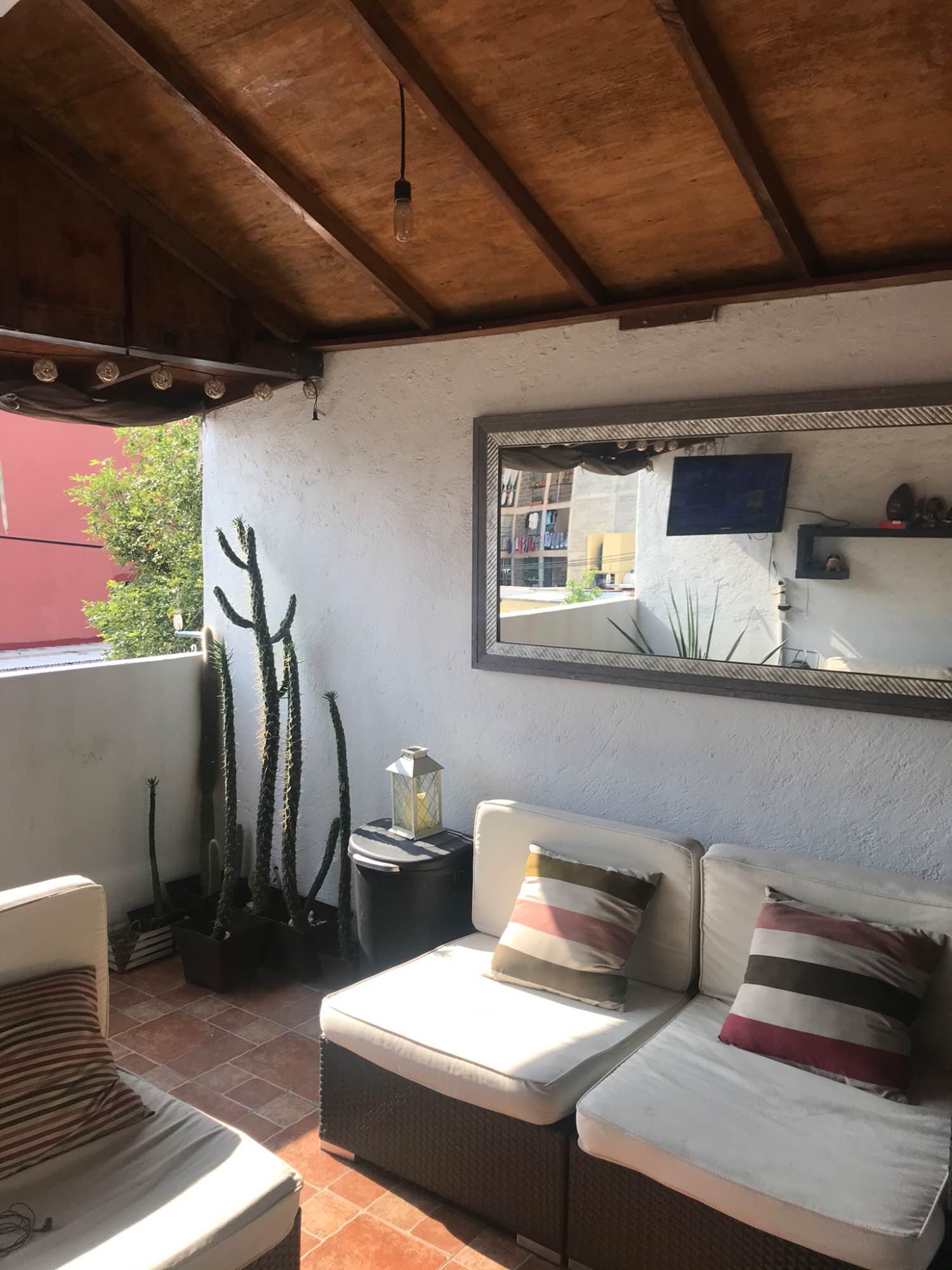 Departamento compartido en colonia Portales, excelente ubicación, cerca de metros Portales y Ermita, con avenidas principales eje 7 municipio libre, Tlalpan, Eje Central, facilidad de transporte (metro, bus, ecobicis).
El depa cuenta con Roof privado, la habitación cuenta con baño propio, escritorio, closet y esta amueblada.
La estancia incluye mantenimiento, agua, luz, gas, limpieza del depa e internet.
Somos pet friendly.
Fecha para ocupar: Febrero
Personas buena onda y que valoren un espacio limpio y armonioso