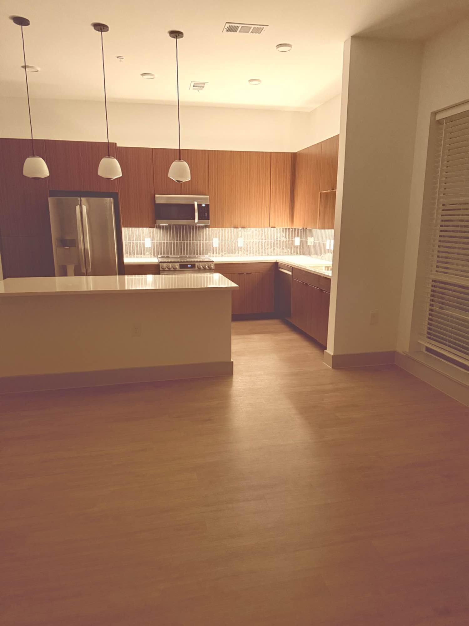 Room for rent in spacious 1156 sqft 2 bedroom with private yard available! Located in the Castle Hills Neighborhood in Lewisville, TX situated within minutes to shopping and dining. Grocery - 2 Minute Drive Convenience - 2 Minute Drive Dining - 2 Minute Drive Grandscape - 6 Minute Drive Legacy West - 8 minute drive Tapestryattherealm.com