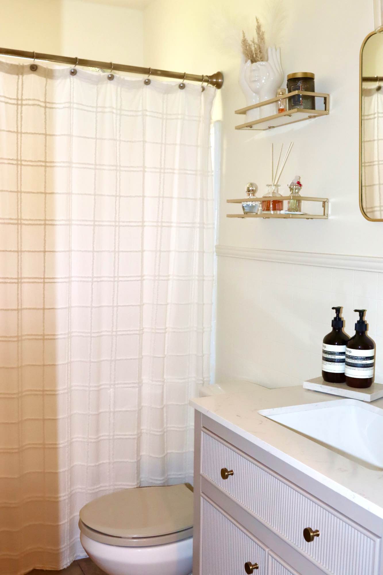 Private semi furnished room with shared bathroom. Washer, dryer, wifi, and utilities included! Quiet neighborhood near the beach with large backyard.