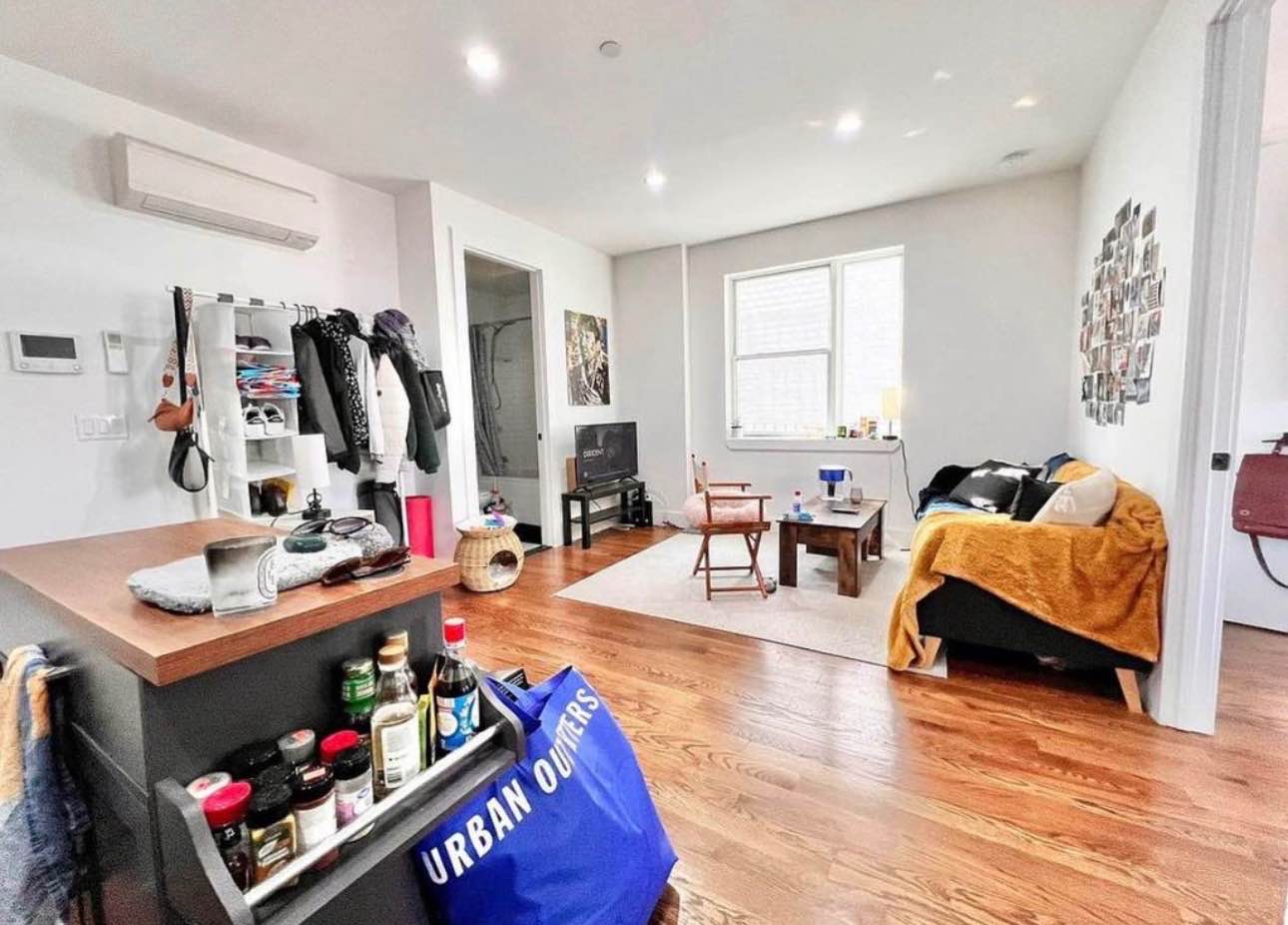 Gorgeous 1 Bedroom Unit On Reade st .
Beautiful modern Finishes
Roof deck
Laundry room
Central A/C and Heat
Natural light
Queen size bedrooms
S/S appliances,
Microwave
Wood flooring
Windows/Closets