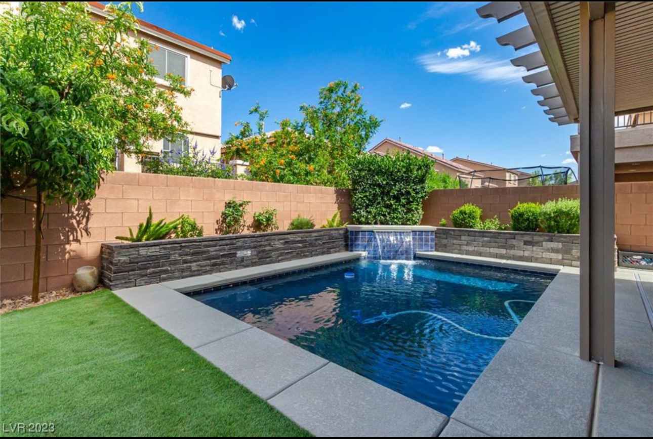 This spacious luxury home is designed for comfort and entertainment, perfect for families, groups, or traveling professionals. The property includes 5 bedrooms — 2 master suites with huge closets ($1,250–$1,350/month) and 3 additional rooms that share one bathroom ($1,050/month).
Enjoy a private pool, a chef’s kitchen with high-end appliances, and multiple living areas for both work and play. The home comfortably sleeps 10+, ideal for extended stays, corporate housing, or group travel.
Guests love the resort-style amenities, privacy, and location — close to shopping, dining, the Las Vegas Strip, and local attractions.