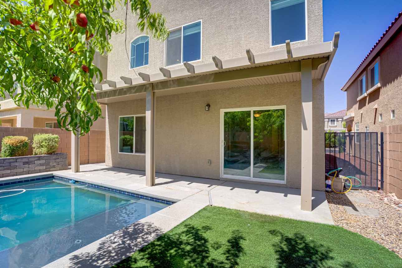 This spacious luxury home is designed for comfort and entertainment, perfect for families, groups, or traveling professionals. The property includes 5 bedrooms — 2 master suites with huge closets ($1,250–$1,350/month) and 3 additional rooms that share one bathroom ($1,050/month).
Enjoy a private pool, a chef’s kitchen with high-end appliances, and multiple living areas for both work and play. The home comfortably sleeps 10+, ideal for extended stays, corporate housing, or group travel.
Guests love the resort-style amenities, privacy, and location — close to shopping, dining, the Las Vegas Strip, and local attractions.