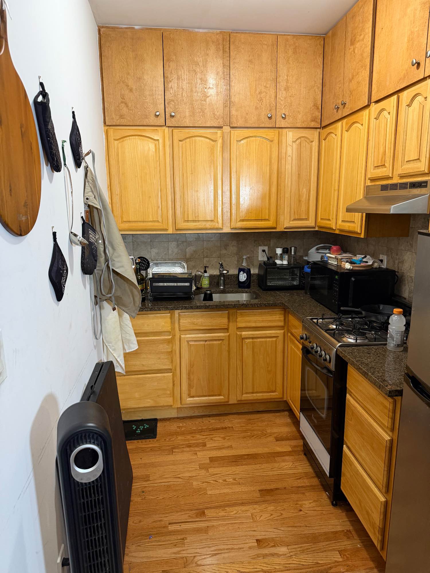Spacious apartment in the Upper East Side available for sublease from December 1, 2025 to October 1, 2026. 

The apartment is on 73rd and 2nd, one block away from the 72nd Q station, the 73rd Equinox and Stumble Inn. The apartment is a 15 minute walk from Central Park. It also has a big porch (~400 sqft.) which is perfect for hosting gatherings and also has a backyard grill. 

Partially furnished (the bedroom furniture can be purchased. The rest of the apartment is fully furnished.)

The roommate is a quiet, respectful guy in his mid-twenties. He works as a hedge fund recruiter and is involved in the local run club and church. 

I am fairly flexible with move-in dates, so if the current one doesn’t work, feel free to message me and we can work something out.