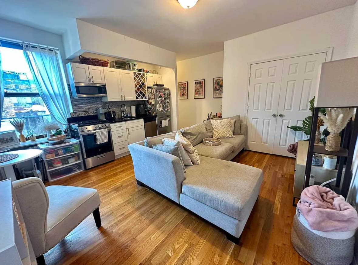 Room rental in 130 W 72nd St, New York, NY 10023, USA - entire Room