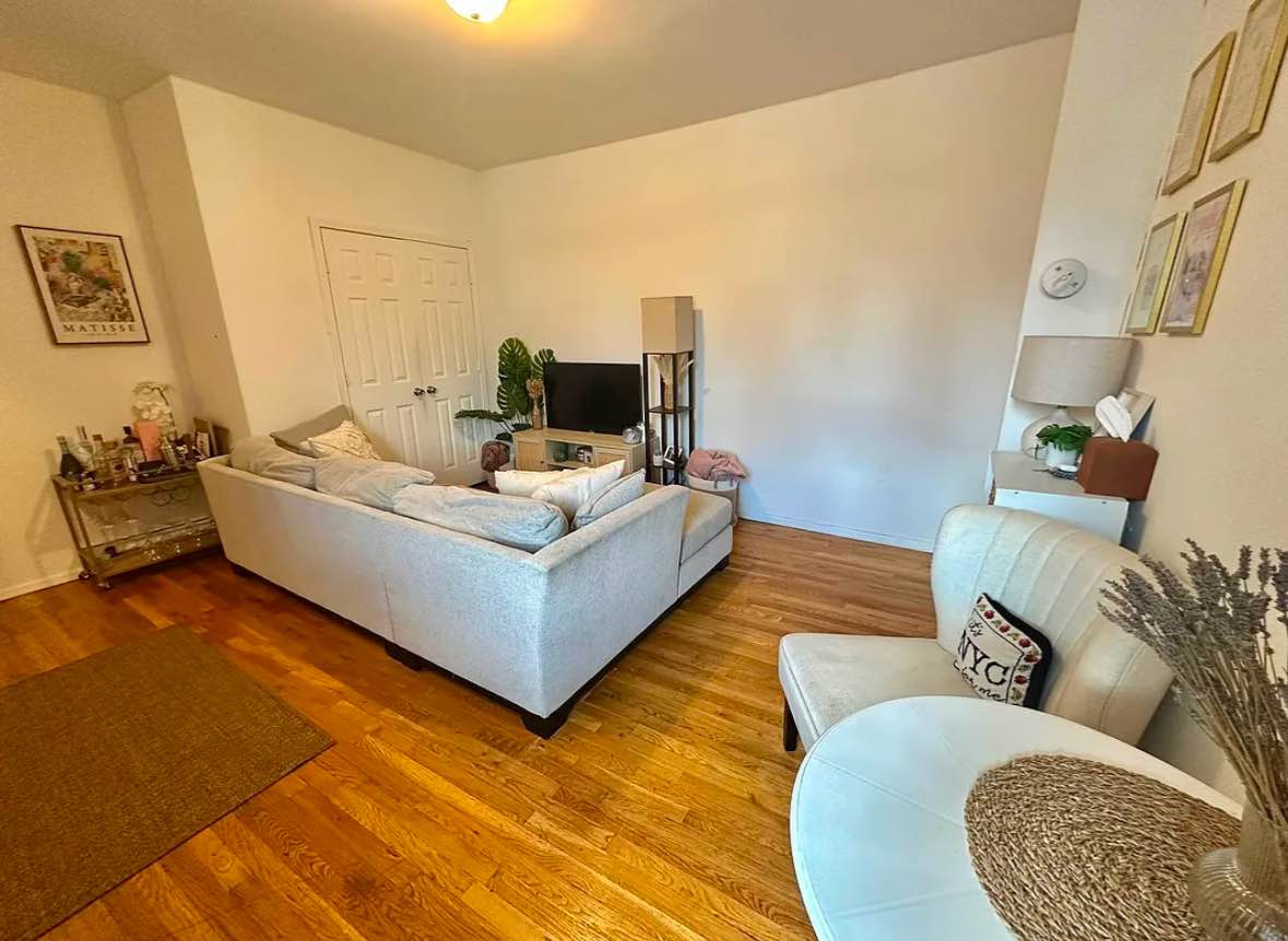 The room is fully furnished, the apartment is in a great location only few blocks away from the train station and Hospitals. There are many stores, shops, restaurants, and supermarkets within walking distance away. Also, a laundry mat is in the building in the basement, open 24/7, and a couple of great pizza places, as well as nice restaurants- Chinese , Mexican and Japanese and the likes.

If you're looking for a friendly, clean, peaceful, spacious place in the city, I strongly recommend my apartment. 


Message me for more info and to  schedule a meet-up/viewing.
