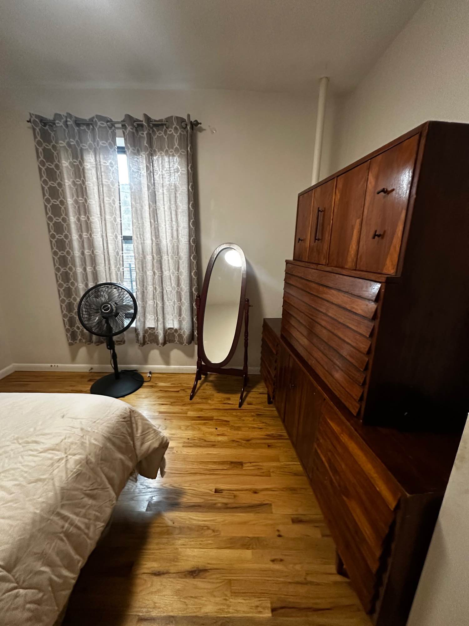 Hi! I’m renting out a fully furnished bedroom in my 3-bedroom apartment in the Bronx, right off Burnside Ave. The apt is on the first floor & the room has a comfy queen bed, dressers, and a desk, perfect if you work from home.
There’s one other guy living in the apartment. He’s chill, keeps to himself, cooks, and isn’t home much. We’re looking for someone who’s respectful, responsible, and values a clean space. The vibe is pretty quiet overall, and we’ve got a few plants that could use a little watering now and then.
I’ve lived in the area for about 20 years. Public transportation is just a block away, and the neighborhood is active.
Short or long-term stays are welcome (minimum 6 months). Feel free to reach out if you’re interested: 917-334-0714