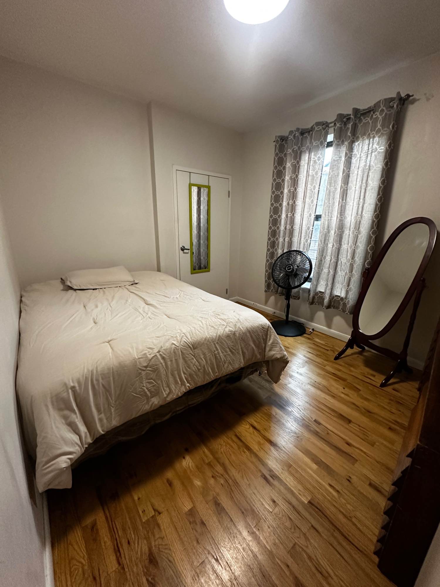 Hi! I’m renting out a fully furnished bedroom in my 3-bedroom apartment in the Bronx, right off Burnside Ave. The apt is on the first floor & the room has a comfy queen bed, dressers, and a desk, perfect if you work from home.
There’s one other guy living in the apartment. He’s chill, keeps to himself, cooks, and isn’t home much. We’re looking for someone who’s respectful, responsible, and values a clean space. The vibe is pretty quiet overall, and we’ve got a few plants that could use a little watering now and then.
I’ve lived in the area for about 20 years. Public transportation is just a block away, and the neighborhood is active.
Short or long-term stays are welcome (minimum 6 months). Feel free to reach out if you’re interested: 917-334-0714