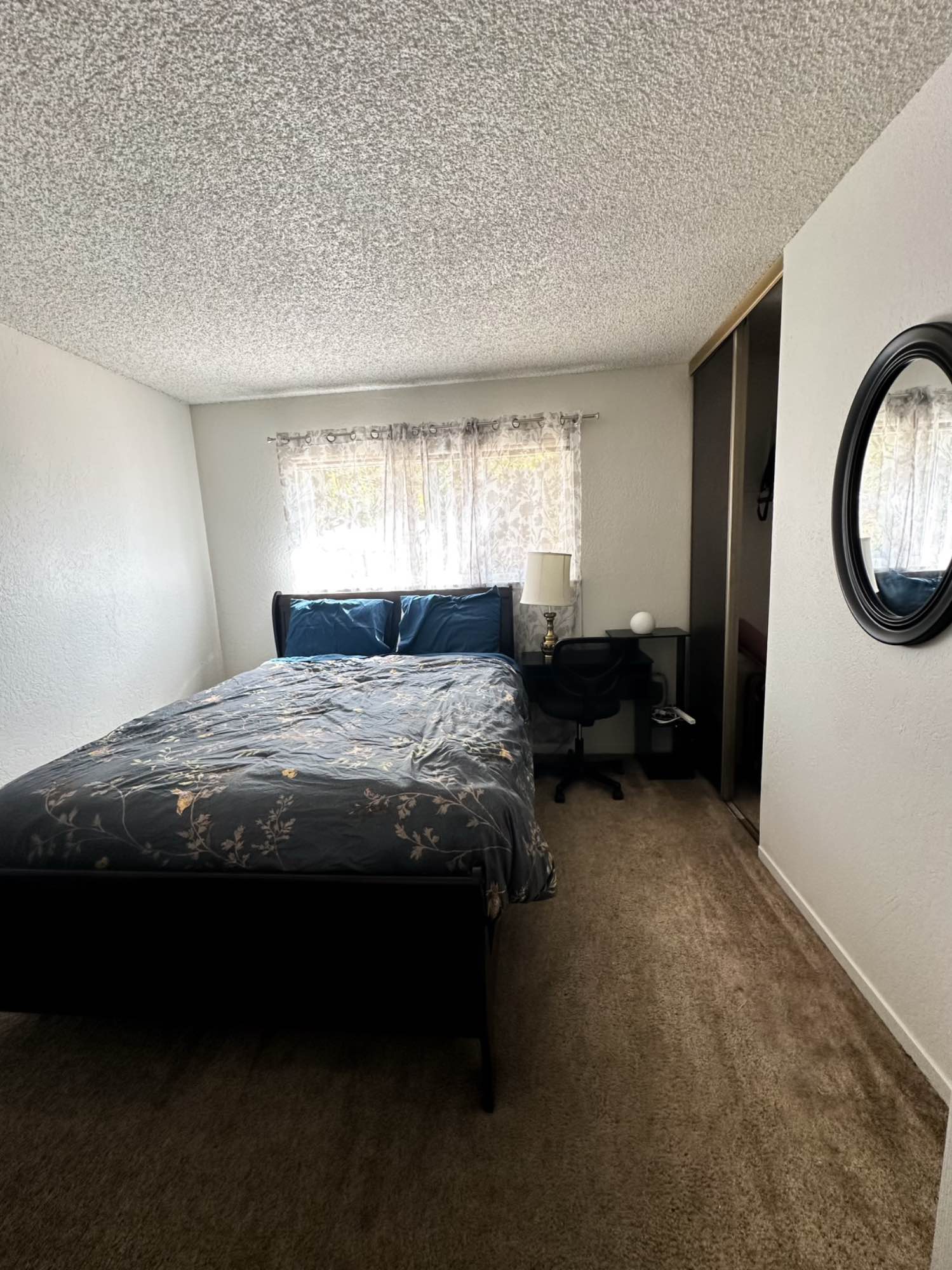🏡 Room Available in Quiet, Cat-Loving Home – Healthcare Household
📍 Located in a calm cul-de-sac neighborhood (Sacramento area)

Hi there! We’re looking for a respectful, clean, and cat-friendly roommate to share our 3 bed / 2 bath home. 🐾

✨ About the Home:
• Quiet residential area with friendly neighbors
• Spacious shared living room, kitchen, and laundry area
• One bathroom shared with myself
• Street parking available
• Central heating and air
• High-speed Xfinity Wi-Fi
• Peaceful vibe overall – we value a calm, tidy home

🧘‍♀️ Who You’ll Be Living With:
• Myself – I work in healthcare (3 days in-office, 2 WFH)
• My mom – also in healthcare, full-time M–F
• My stepdad – works full-time as a carpenter
• We enjoy our weekends with errands or movie nights
• We have three well-behaved indoor cats (so please be animal-friendly 🐱)

👀 Ideal Roommate:
• Female ONLY (Asian-preferred)
• Cat-friendly, non-smoker, does not use drugs of any kind, recreational or not
• Respectful of shared spaces and quiet hours
• Responsible with rent + bills
• Works full-time or is a student with stable income