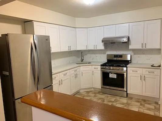 Fully Furnished Room in a 3 Bedroom.  Location, Location, Location! Welcome To This room in a  3 Bedroom Apartment Rental Situated In The Heart Of Woodside! This Rental Offers A Spacious Eat In Kitchen , Large Living Room/Dining Room Leading To The Outdoor Balcony. Subway: E/F/M/R/7 At Roosevelt Av-Jackson Hts  Miles Away.