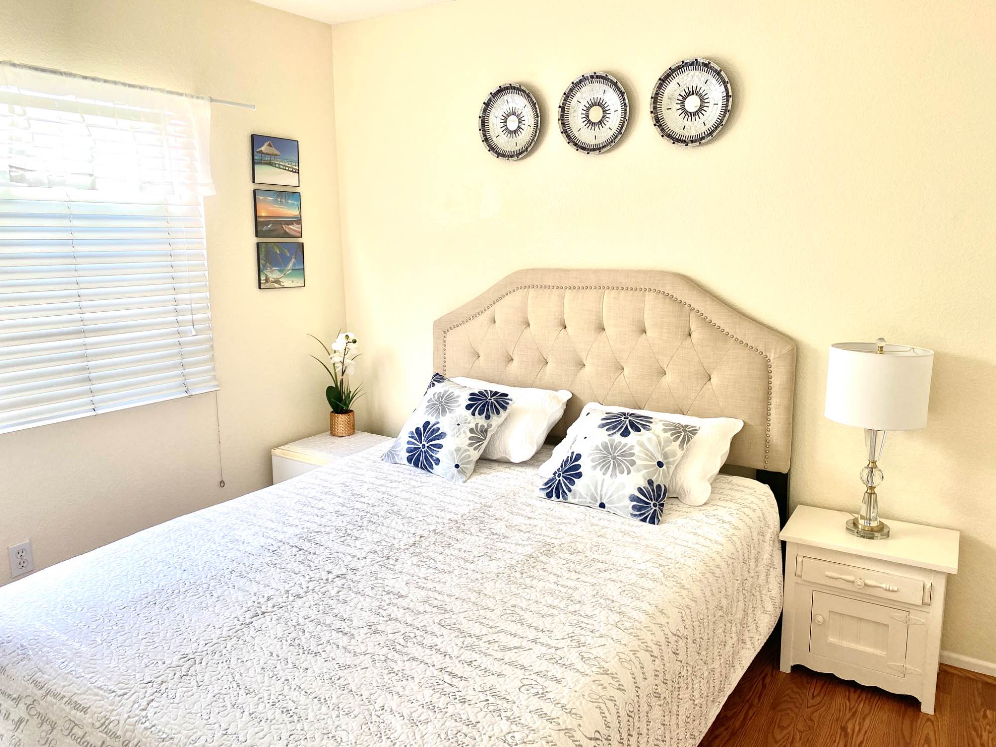 Female roommate wanted
Single bedroom for rent in a prestigious safe neighbourhood in Fairbanks Ranch, 92127 (Del Sur Exit off the 56) bordering Rancho Santa Fe.
The room is at a spacious townhome surrounded by beautiful parks, hiking and biking trails with amazing nature views in close proximity from local beaches and major shopping areas.
The home features a standard bedroom with closet, 2 bathrooms to share with another female, furnished with a queen size bed, wall mounted flat screen tv (Apple TV device included), washer and dryer, large garden patio, a newly remodelled beach kitchen, shared living room/dining area and room studio.
Freeway 5 minute drive (56/15) leads to 5/805
Local beach 🏖️ Del Mar , Torrey Pines, Solana Beach —quick drive
Nearby areas;
4S Ranch
Carmel Valley
Del Mar
Solana Beach/Encinitas/Torrey Pines
Carmel Mountain Ranch
Rancho Penaasquitos
Rancho Bernardo
Poway
Apple, HP, Northrop Grumman, General Atomic, Amazon, Intuit are all within close proximity.
Qualcomm/Google/UCSD are 20-25 min away.
Scripps, Kaiser, Sharp Reese Steely, Palomar Medical Center are 15 min away.