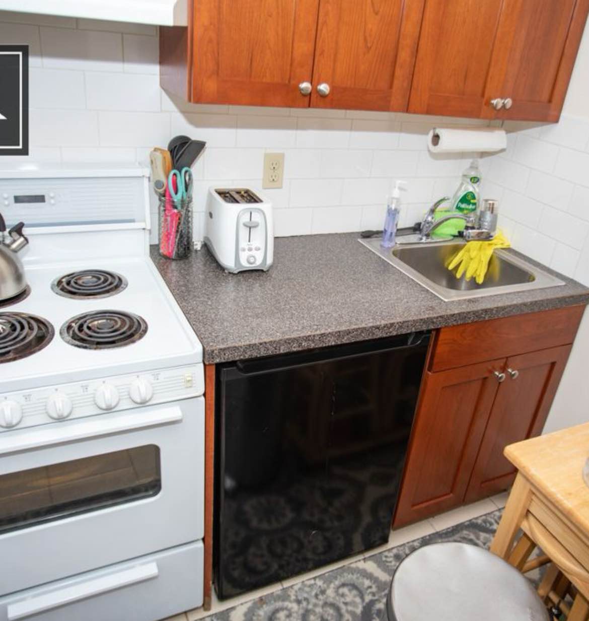 Studio Apartment Available! For more information, photos, and to schedule a viewing, kindly email us at Joshcaw2@gmail.com.