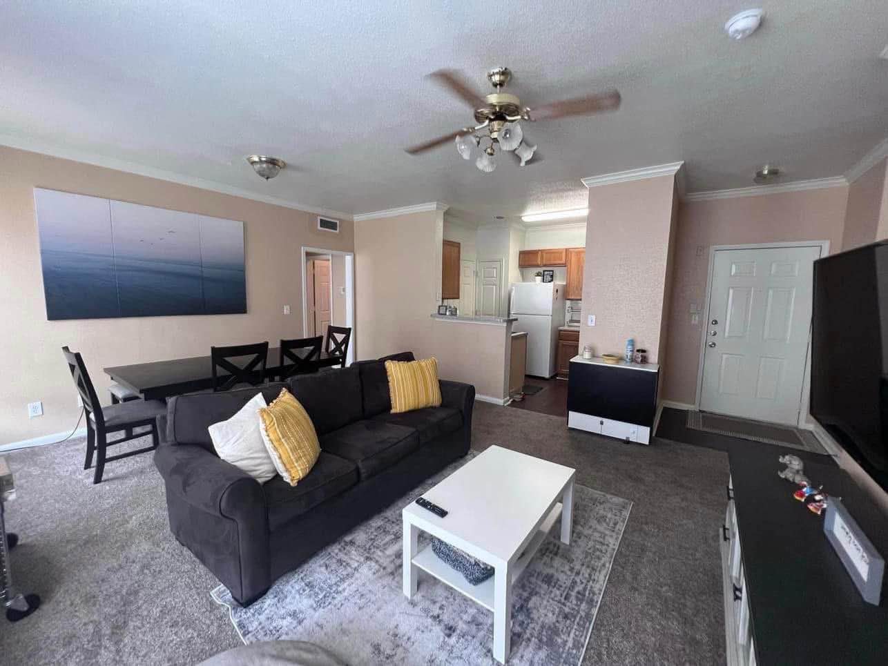 Hello I Have a furnished room for rent and looking for a roommate. It can come empty as well if your prefer unfurnished. It’s a nice apartment located about 10 mins from IAH airport, right off of beltway 8 close to 59. Has a full size washer and dryer in unit. Almost private bathroom besides sharing it with guests if any. There is some storage space available and an in home gym. Rent will be $650 a month + deposit, all bills included, is negotiable. I am looking for someone that is responsible for their own portion of the rent, Someone friendly that is able to communicate. I have a small/medium friendly dog, a Schnauzer mix. I can possibly discount the rent if you are willing to look after my dog while I travel. I am flexible and willing to work with you. I have a daughter who comes over every other weekend. I’m also ok with single parents with kids. I am a single male, work a lot, clean and tidy.
Please let me know if you have any questions or would like to stop by to see the apartment. It is available for move in immediately.
Hola, alquilo una habitación amueblada y busco compañero/a. También puede venir vacío si lo prefieres sin muebles. Es un bonito apartamento a unos 10 minutos del aeropuerto IAH, justo al lado de la circunvalación 8, cerca de la 59. Tiene lavadora y secadora. El baño es prácticamente privado, aunque se comparte con invitados si los hay. Hay espacio de almacenamiento disponible y un gimnasio. El alquiler es de $650 al mes + deposito, con todos los gastos incluidos, y es negociable. Busco a alguien que se haga cargo de su parte del alquiler, alguien amable y con buena comunicación. Tengo un perro pequeño/mediano, una mezcla de schnauzer. Puedo hacerte un descuento en el alquiler si estás dispuesto/a a cuidar de mi perro mientras viajo. Soy flexible y estoy dispuesto/a a colaborar contigo. Tengo una hija que viene cada dos fines de semana. También me gusta trabajar con padres solteros/as con hijos. Soy hombre soltero, trabajo mucho, limpio/a y ordenado/a. Si tiene alguna pregunta o desea visitar el apartamento, no dude en contactarme. Está disponible para mudarse de inmediato.