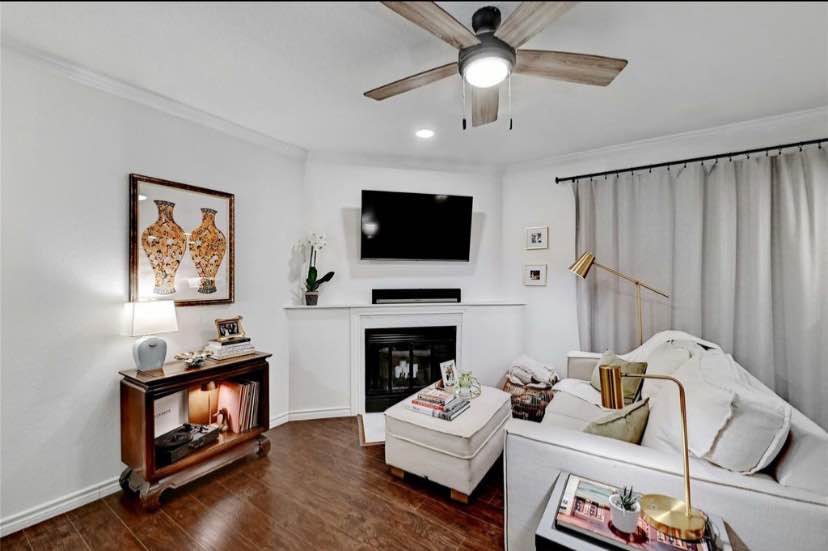 I'm looking for a roommate to take over my lease in my lovely apartment. I'd love to find someone to sign the next year's lease immediately. The apartment is just few blocks from all transportation and stores; Close to the subway (red line) and multiple restaurants.
Hove living in this apartment - we have lots of natural light, a ton of storage space, and pets are allowed as long as they are well trained.
The bedroom comes with a/c, heating, a large closet and wifi. Some space in the kitchen and bathroom is available
Seeking someone that is easy-going, clean and transparent.
Message to schedule! Kindly text me +1 321-806-1621