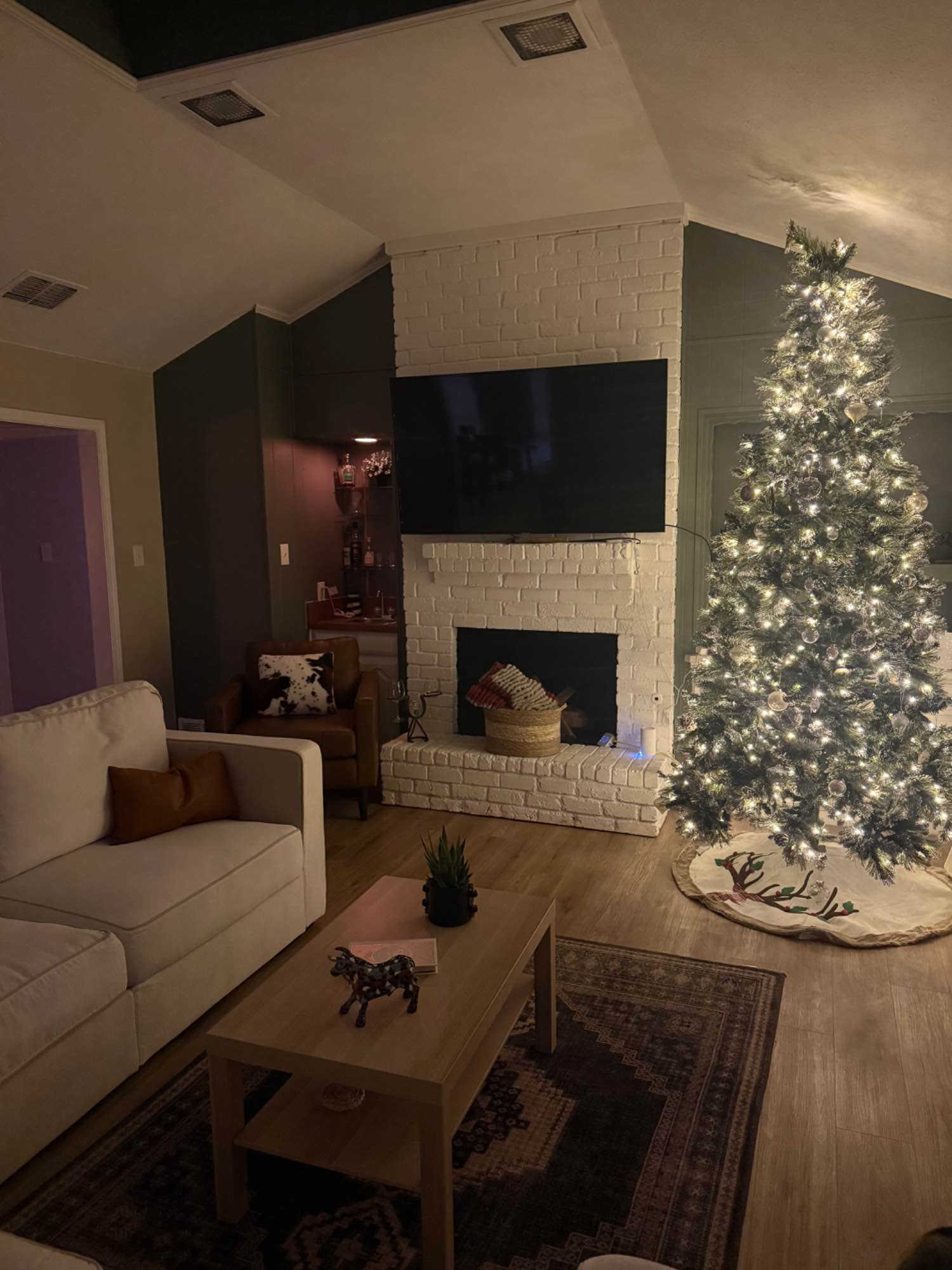 House is located in Carrollton near PGBT and DNT Toll ways. 15 min drive to DFW and 25 to DAL. The house is a bathroom home and sqft. There is one other male in his s renting a room plus myself. Bedroom does come furnished with a brand new queen bed and 2 night stands. House has new washer and dryer and fully furnished living room, kitchen and dining room

all utilities included
cleaning service twice a month (Fridays) included