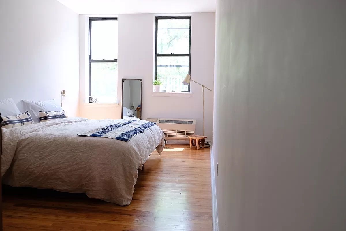 The bedroom is fully furnished and spacious. The room has a large window overlooking the communal gardens, a lovely en suite shower room, a King-size bed, wooden floors and it is a very good size. Vibrant neighborhood with great variety of cafes, bars, restaurants, groceries, public library and amenities..The apartment is also in a very quiet location..