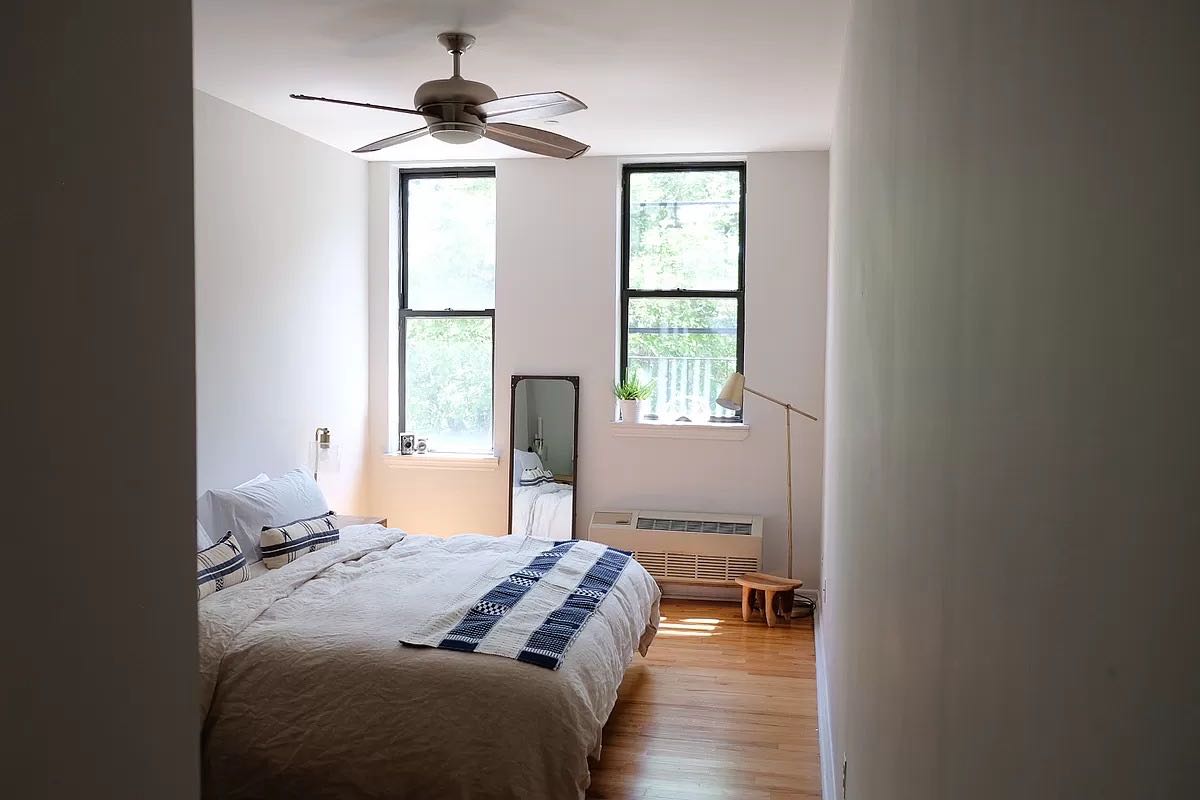 The bedroom is fully furnished and spacious. The room has a large window overlooking the communal gardens, a lovely en suite shower room, a King-size bed, wooden floors and it is a very good size. Vibrant neighborhood with great variety of cafes, bars, restaurants, groceries, public library and amenities..The apartment is also in a very quiet location..