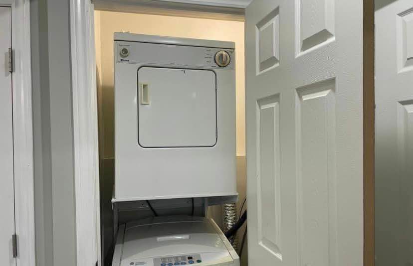 Newly renovated one bedroom apartment for rent Features with clean studio unit without utilities been paid. Hardwood floors, AC, Good closets space, Stove, refrigerator, washer and dryer, Parking available. Kindly drop your cellphone number for more details Or text the landlord directly (312)-448-
9573