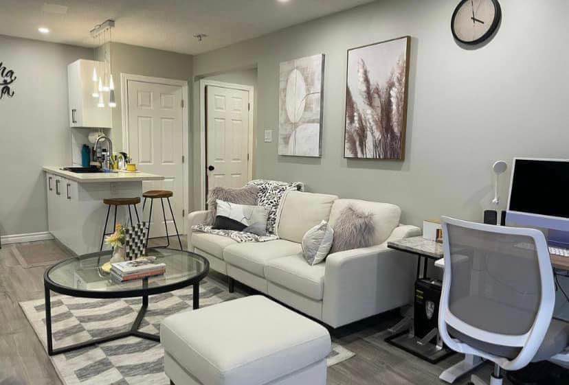 Newly renovated one bedroom apartment for rent Features with clean studio unit without utilities been paid. Hardwood floors, AC, Good closets space, Stove, refrigerator, washer and dryer, Parking available. Kindly drop your cellphone number for more details Or text the landlord directly (312)-448-
9573