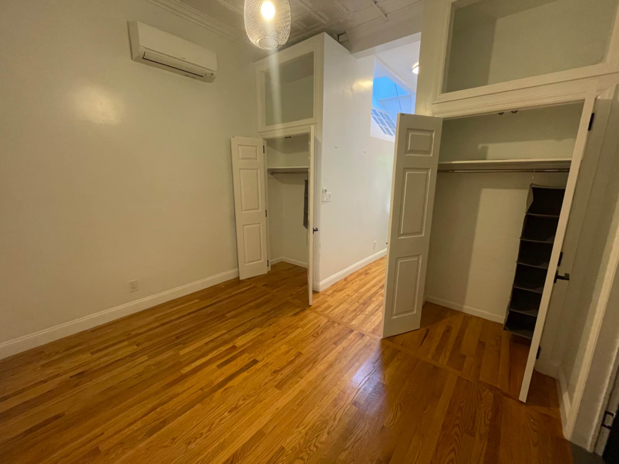 We’re two super easygoing roommates who are looking for a third roommate for our beautiful 3B/3Ba with private garden in prime Greenpoint, just above McCarran Park and close to the G and L lines, and with tons of amazing restaurants around. The apt has washer/dryer in unit and a fully equipped modern kitchen. The bedroom has tons of storage space and an ensuite bathroom, and comes with a brand new queen size bed and Nectar mattress (1 month old). Ky (my current roommate) and I enjoy living with roommates and are looking for someone equally easygoing and dependable. The space is a gem and pictures truly don’t do it justice :)
We’ll consider short term rentals as well.