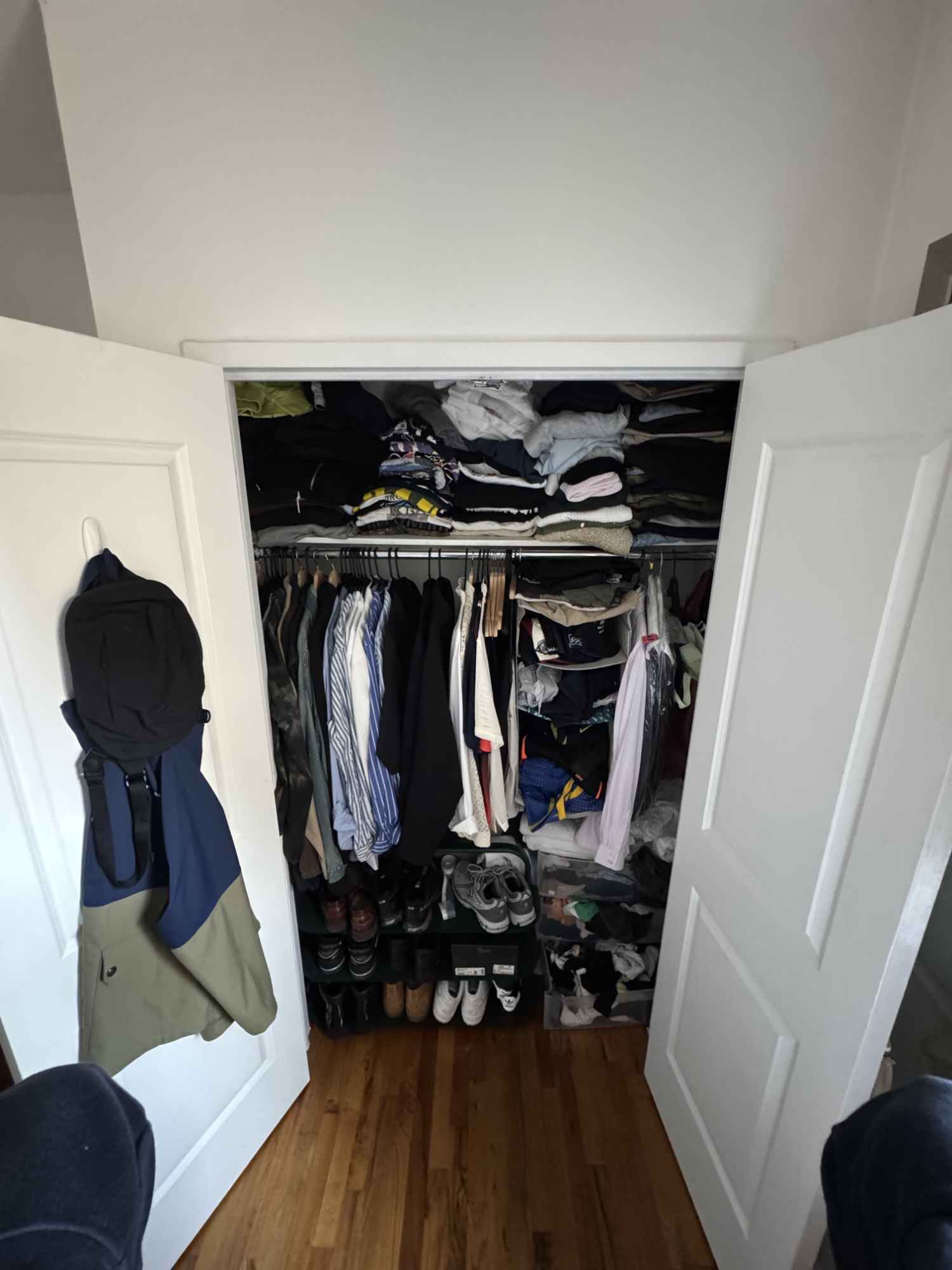 The apartment is shared between 2 other young professionals (26, 27) and the room is very spacious with tall ceilings, including generous amounts of closet space. Effort is made to always keep the place clean, which is pretty easy since everyone currently living in the unit works full time in-office. There are 2 full bathrooms in the unit so one will always be available. Appliances are all very modern, inclusive of a gas stove, full dishwasher, and Bosch washer and dryer in-unit.

Living style of the apartment is very chill/relaxed. Weeknights are usually quiet due to work and weekends are saved for outings. The two guys who will be staying are very relaxed and don't mind anything much.