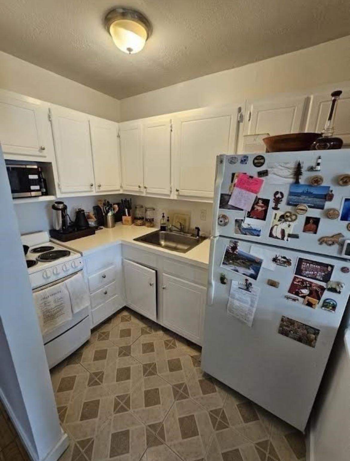 Beautiful 1-bedroom apartment in a prime location available for rent. Ideal for singles or couples. For more information, please reach out to Hablegord@gmail.com!