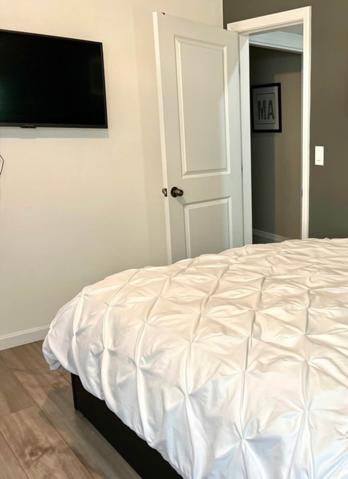 Charming, move-in ready one-bedroom apartment now available. This well-maintained home is perfect for a single person or a couple. Don't miss out—contact Swarezgary@gmail.com to schedule a viewing.