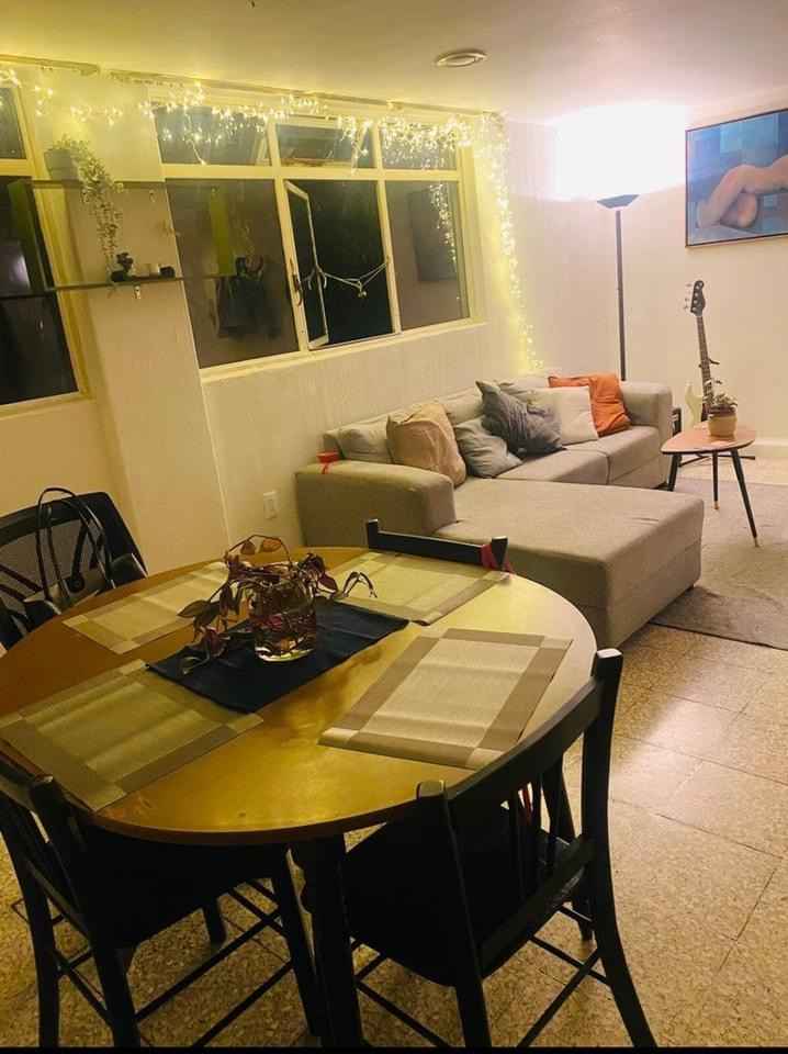 Estoy buscando roomie mujer profesionista para compartir un departamento totalmente amueblado (100mt2) muy cerca de WTC-metrobus Poliforum, el cuarto en renta es amplio, closet amplio no incluye cama, se comparte baño y medio solo conmigo. Somos friendly con la limpieza y el orden, tenemos servicio de limpieza una vez por semana, todos los servicios quedan cubiertos con tu renta (agua corriente, luz, internet y gas). No fiestas, no mascotas, no drugs. 