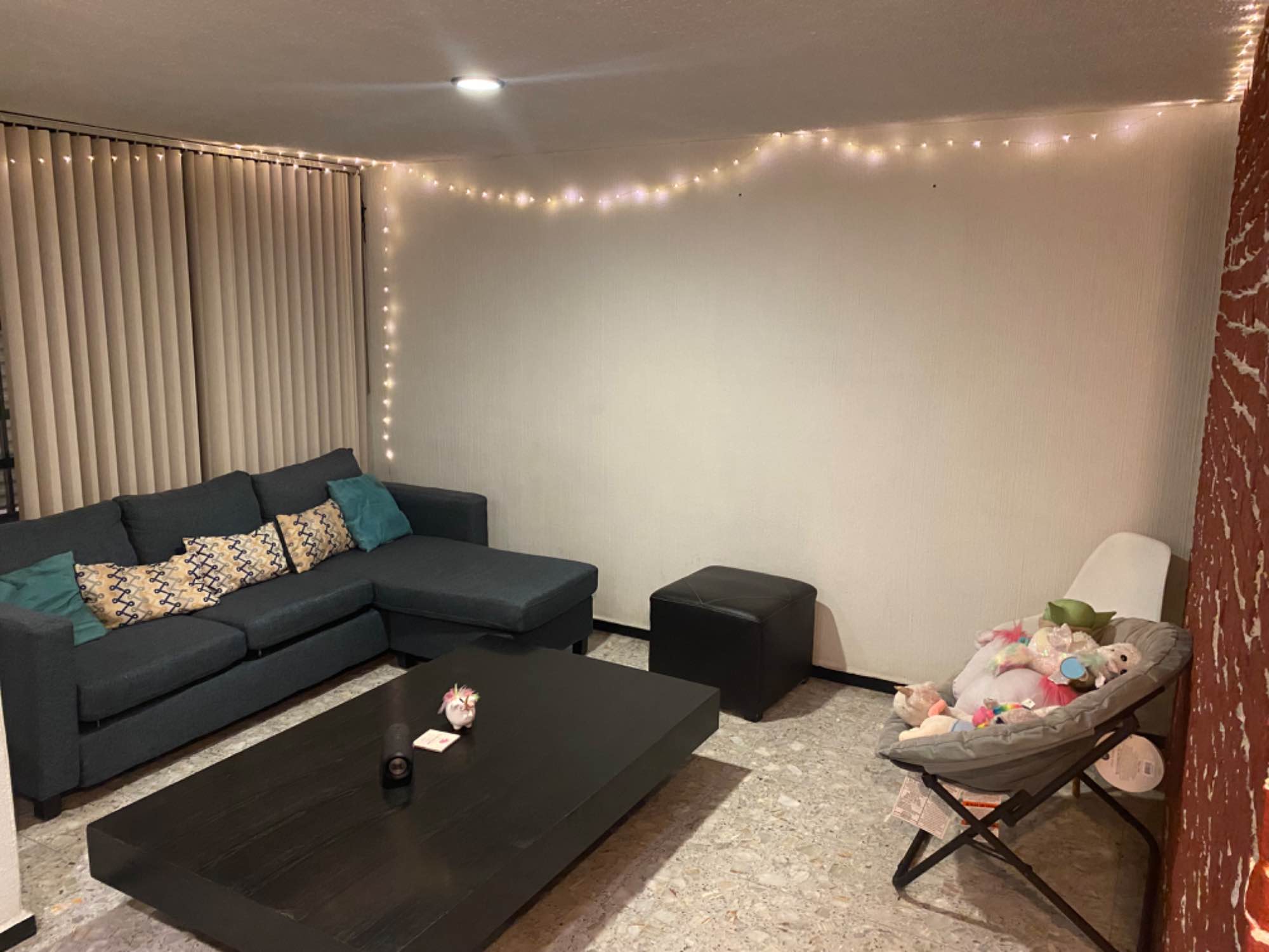 Aquí vamos de nuevo… por cuestiones laborales una de las roomies se mueve para estar más cerca de su trabajo así que:
Habitación disponible en Colonia Nápoles Delg. Benito Juárez…
Se busca 3era roomie para cuarto grande y con muy buena iluminación natural el cual cuenta con un closet bastante amplio.
Las áreas comunes son compartidas y están equipadas (sala, comedor, cocina, anexo fotos) 
La renta incluye los servios de agua, luz, gas, wifi y servicio de limpieza 1 vez a la semana, el baño es compartido con una solo chica.
La zona es de las más accesibles, céntricas y seguras, tenemos todo a la vuelta de la esquina (supermercados, farmacias, restaurantes) 
La renta es de $5,900  mensuales (incluyendo servicios) la fecha de entrada sería a partir del 1 de Octubre.
El edificio y en particular nosotras somos tranquilas, relajadas y buena onda, nos prestamos al cafecito chelita y buena plática.
+ info x inbox, podemos agendar visitas para que lo conozcas.