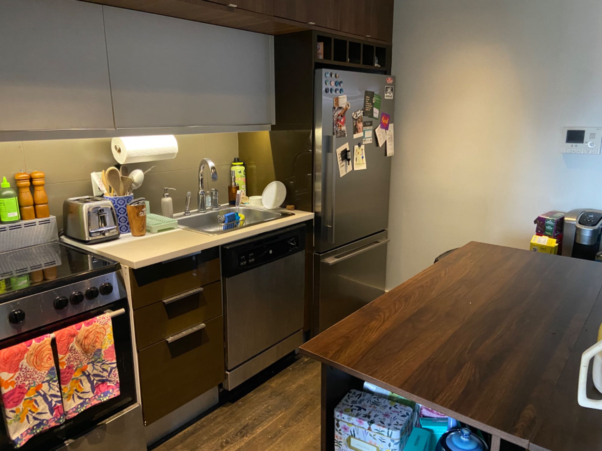 **Lease Takeover for 2 Bedroom Apartment in East Williamsburg**

Located in the heart of East Williamsburg, this 2 bedroom, 1 bathroom apartment is available for a lease takeover starting July 1st and ending August 31st, with the option to renew. 

Location:
Enjoy easy access to transportation with the L, G, J, and M lines just a short walk away. 

Apartment Features:
- 2 bedroom layout
- Modern kitchen with dishwasher
- Private balcony 
- Central air 
- Pet friendly

Building Amenities:
- Elevator 
- Laundry room 
- Fully equipped gym 
- Furnished roof deck
- Game room 
- Bike storage 

Contact me if you're interested in scheduling a viewing!