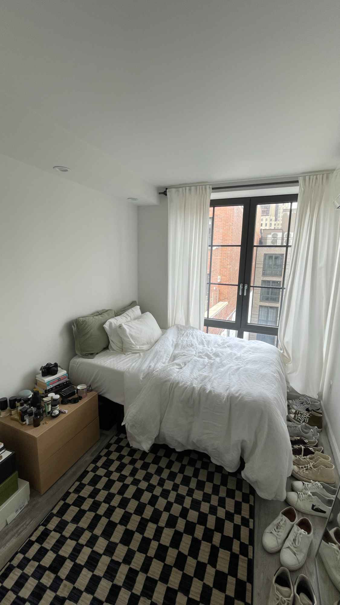 The Space: Sunny apartment with floor-to-ceiling windows. Each room is the same size and can fit full-sized beds, a desk and a dresser. Already have kitchen essentials, TV, couch in common areas and my room can be left furnished if needed. Entire building is modern/renovated and super clean. Laundry in basement. I've been in this apartment for 3 years and have loved it!
Roommate: 1 other roommate, 27 year old named Melissa who is super easygoing and clean. Preference for other women or LGBTQIA+ folks.
Logistics: Rent is split in half (water included). Utilities (wifi and electric) are also split in half.