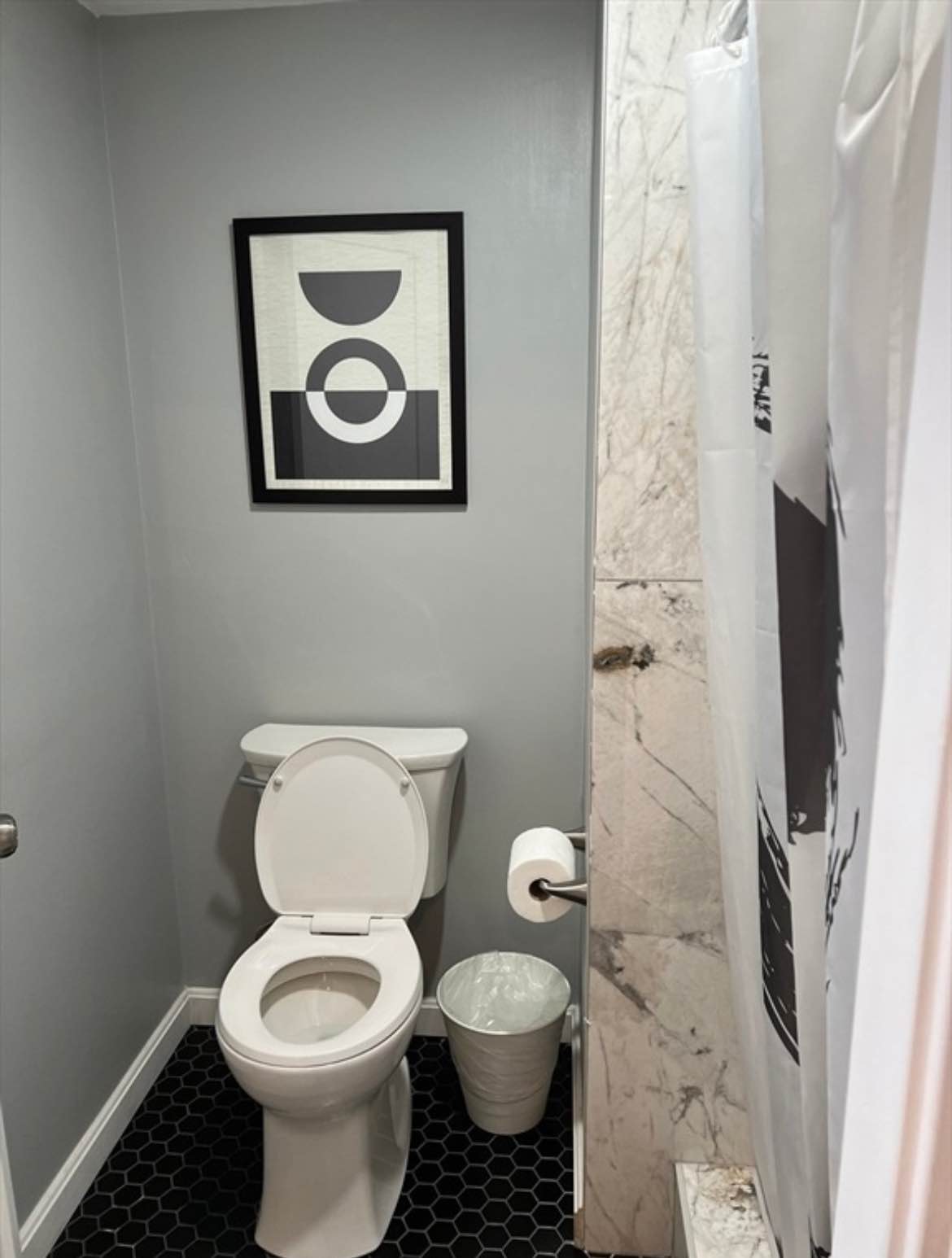 A charming and meticulously maintained one-bedroom apartment. This ideal unit is perfectly suited for a single professional or a couple. For inquiries or to arrange a viewing, please contact Hablegord@gmail.com.