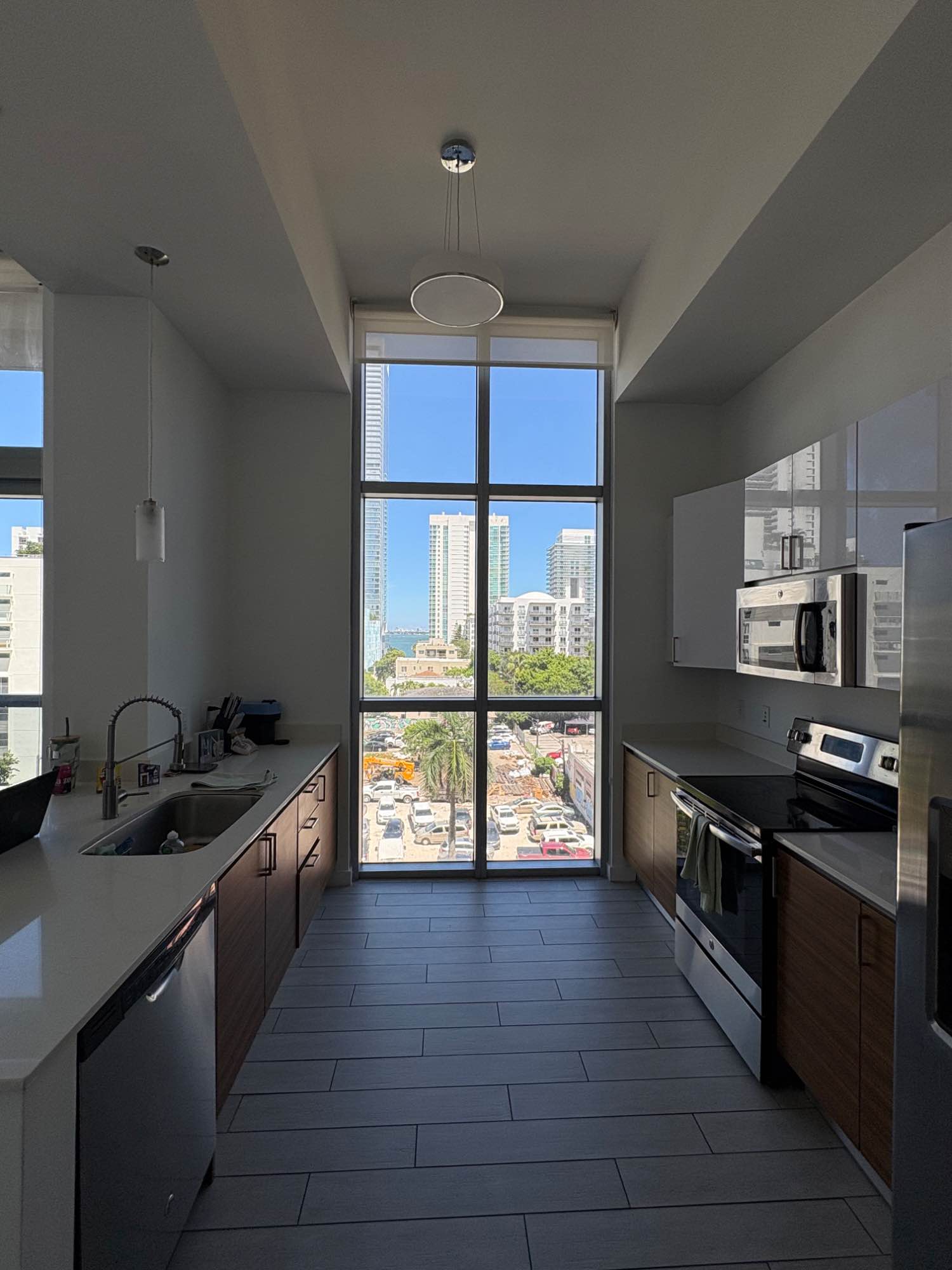 2bed 2bath apartment with ocean view in edgewater. Building has an amazing pool and one of the best apartment gyms I’ve seen. 

I have slowly been buying furniture for the common areas (living room etc) but bedroom is unfurnished. You’ll have your own private bathroom. There’s also a balcony, plus building amenities like a pool, gym, and roof terrace. It’s walking distance to Margret Park and publix/Whole foods. 

Move in as soon as possible. 
Rent is: $2,065 for your half (internet included)
Deposit: $250 and admin fee: $175