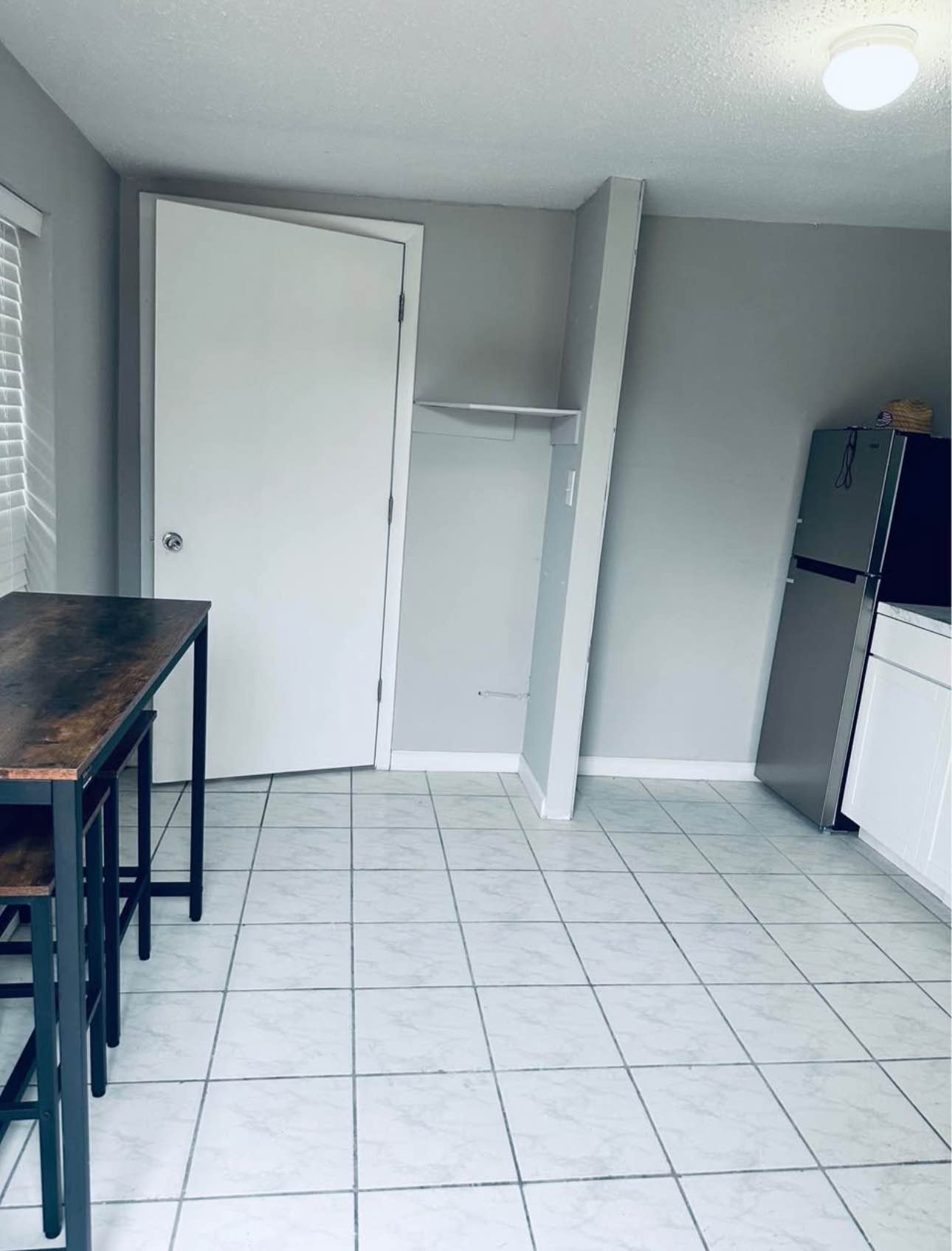 Ready to move in
 Features:
 Private entrance
 microwave, small fridge
 Air conditioning
 Parking available
 Wi-Fi included
 Safe and quiet neighborhood
 Close to shops, supermarkets, and public transportation
17 minutes to the airport MCO international Orlando 
 Monthly Rent: [$1250 1 person 2 people $1350/month]
 Month-to-month lease
 Security deposit required 1 month of rent 
Full time job (outside) 
 No smoking allowed 
 No pets allowed