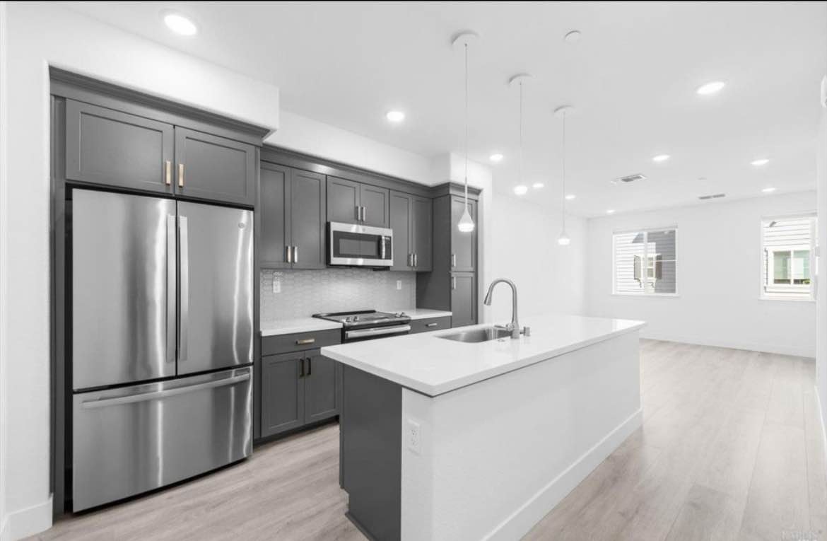 Napa Bedroom with Private Bath for Sublease – $1,215 (All Utilities Included)
Bedroom with private bath available in a modern 3 bed / 3 bath townhome.
This newer-built home offers clean, contemporary finishes and plenty of natural light.
Conveniently located minutes away from downtown Napa and Bel Air Plaza.
Included Amenities:
• Newer appliances
• Dual-zone heating & A/C + whole-house fan
• In-unit washer & dryer
• Dishwasher
• Finished garage for storage
• Parking
Rent: $1,215/month – flat fee, all utilities included
Move-In: Flexible within the next month. Pro-rated rent available based on your move-in date.
Lease ends May 31st, 2026 with the option to extend
Ready for move-in!
Message me for more information