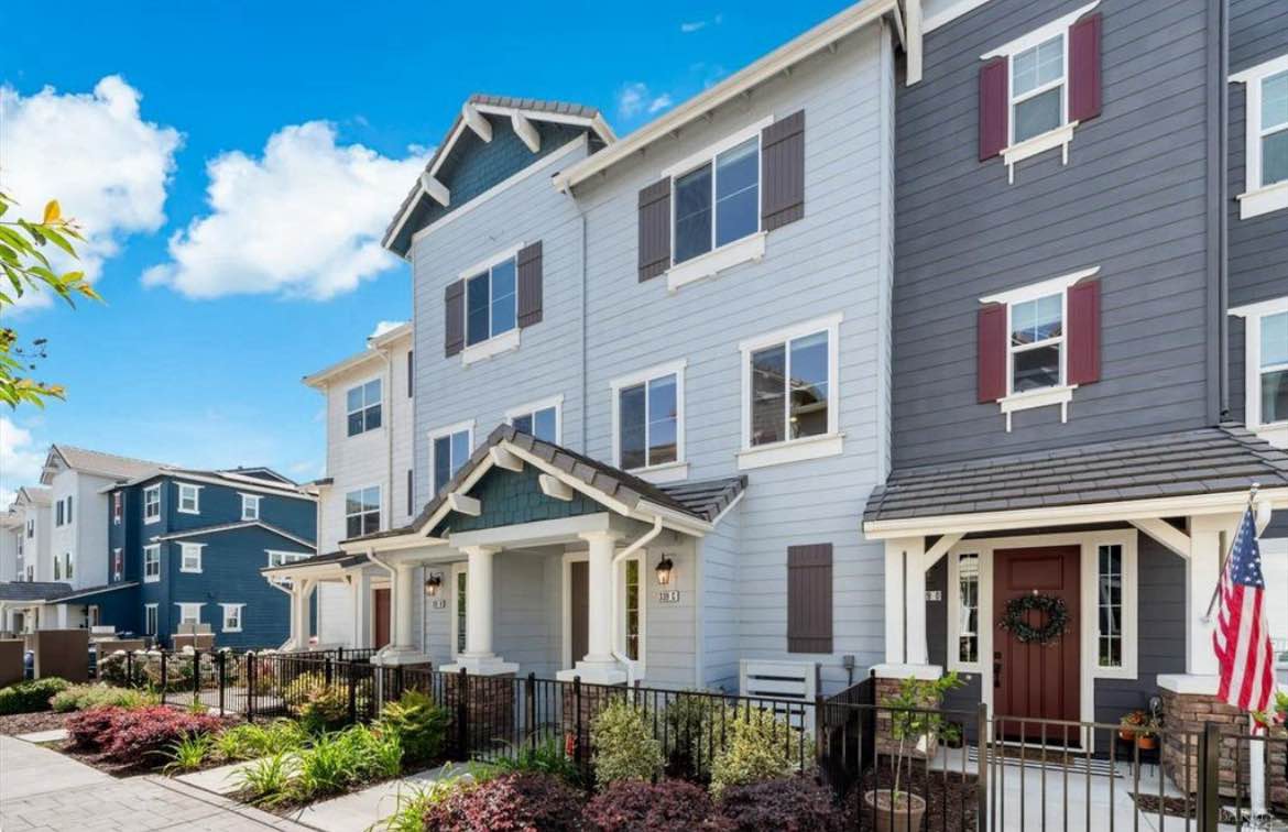 Napa Bedroom with Private Bath for Sublease – $1,215 (All Utilities Included)
Bedroom with private bath available in a modern 3 bed / 3 bath townhome.
This newer-built home offers clean, contemporary finishes and plenty of natural light.
Conveniently located minutes away from downtown Napa and Bel Air Plaza.
Included Amenities:
• Newer appliances
• Dual-zone heating & A/C + whole-house fan
• In-unit washer & dryer
• Dishwasher
• Finished garage for storage
• Parking
Rent: $1,215/month – flat fee, all utilities included
Move-In: Flexible within the next month. Pro-rated rent available based on your move-in date.
Lease ends May 31st, 2026 with the option to extend
Ready for move-in!
Message me for more information