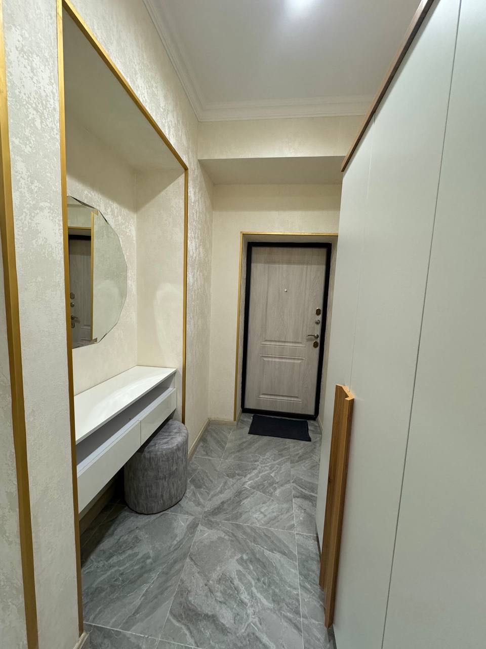 3 spacious bedrooms with ample closet space
- 3 modern bathrooms with sleek fixtures and tile flooring
- Open-concept living area with large windows and natural light
- Fully equipped kitchen with stainless steel appliances and granite countertops
- In-unit laundry and additional storage space
- Private balcony or patio area perfect for relaxation