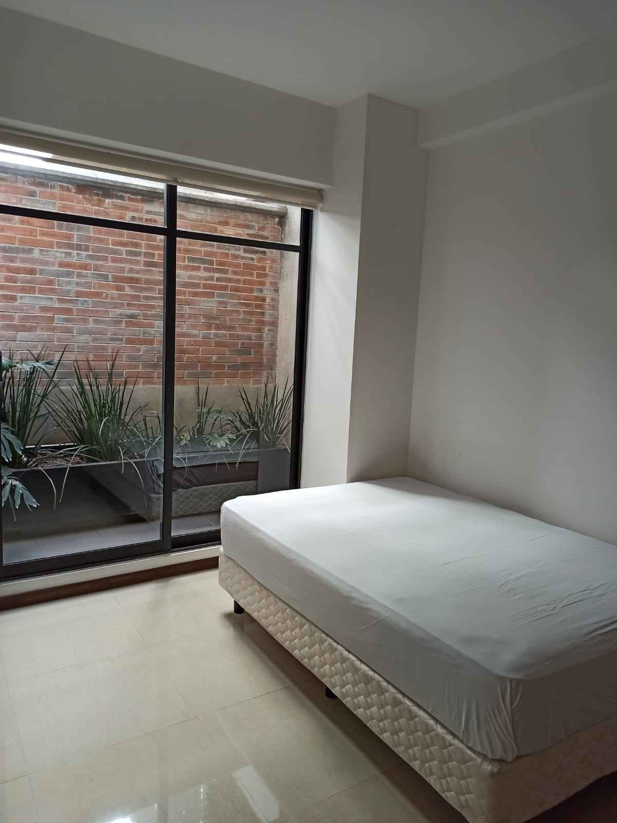 Rento cuarto con cama y escritorio en parte céntrica de la ciudad, rumbo tranquilo cerca del metro, parques y lugares de comer, incluye todos los servicios, gimnasio y vigilancia.