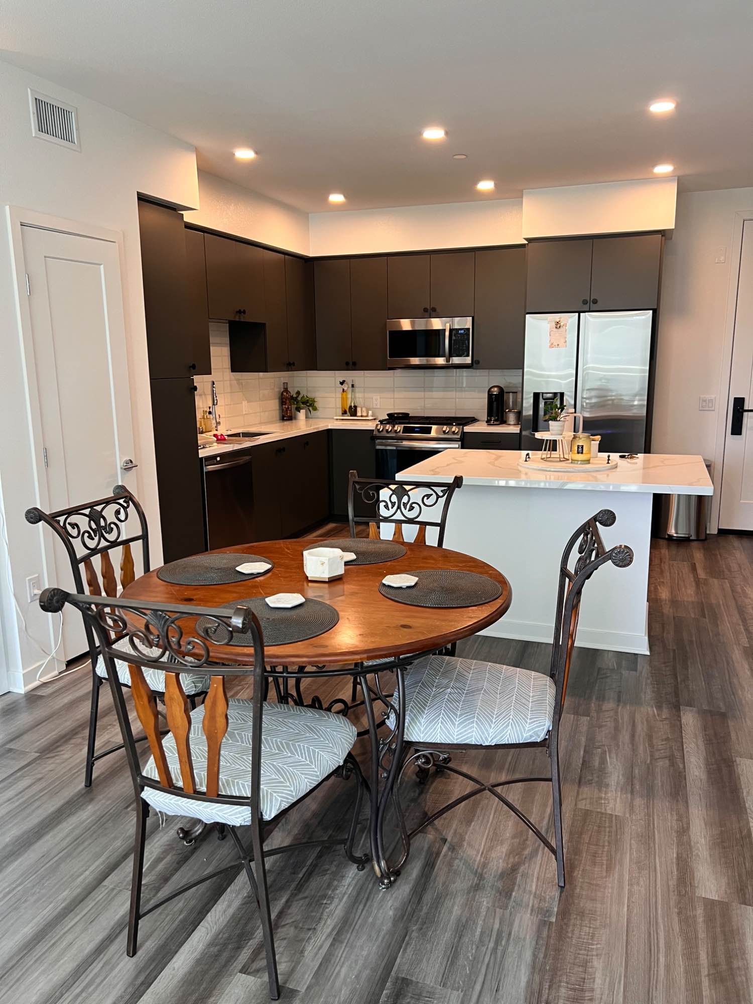 Hiii I’m Emma! I’m a calm, respectful and super clean roomie looking for another fellow roomie to peacefully live and hopefully also be besties with! I love to splurge but I also love the simple things. I’m a very diverse person, but overall I’m adventurous, highly ambitious, energetic and love meeting others. I have numerous jobs, most revolving around wine… so bonus if you like wine too! I typically have an opposite work schedule from most people.