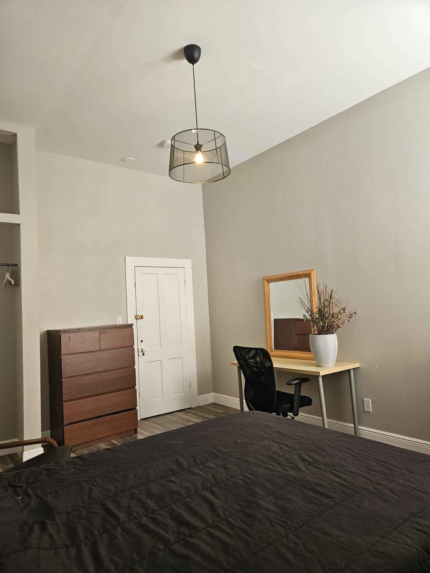 Private Room for Rent in Ybor City! 🏠✨
Looking for a cozy, private room in the heart of Ybor City? This is your chance to live in one of Tampa's most vibrant and historic neighborhoods, just minutes from Tampa Bay’s best attractions!
🔑 Key Features:
Private Room: Your own space with plenty of natural light, a comfortable bed, and ample closet storage.
Prime Ybor City Location: Steps from Tampa’s famous nightlife, restaurants, shops, and cultural attractions.
Fully Furnished: Room includes a bed, desk, and all essentials for easy living.
Utilities Included: Water, electricity, and high-speed Wi-Fi are all included in the rent!
Safe & Convenient: Enjoy a vibrant, walkable neighborhood with easy access to public transit.
💲 Rent: $800 per month
📅 Available: now
🍻 Walkable to Ybor City's bars, cafes, and nightlife!
🛑 No smoking or pets, please.
🚗 Private parking avaiable.
Perfect for professionals, students, or anyone looking for a comfortable and convenient place to call home in Ybor City!
For more info or to schedule a tour, send us a message today!