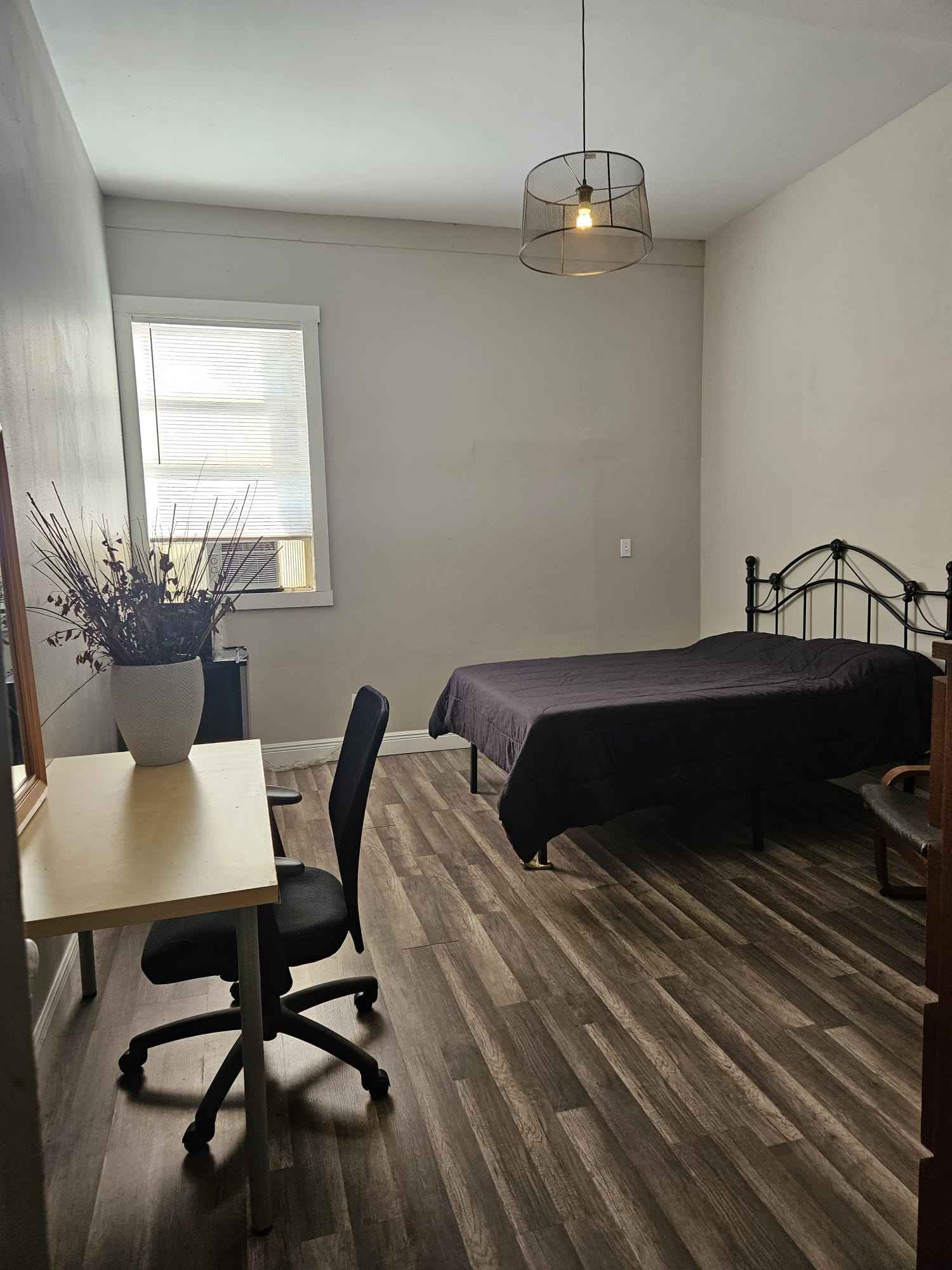 Private Room for Rent in Ybor City! 🏠✨
Looking for a cozy, private room in the heart of Ybor City? This is your chance to live in one of Tampa's most vibrant and historic neighborhoods, just minutes from Tampa Bay’s best attractions!
🔑 Key Features:
Private Room: Your own space with plenty of natural light, a comfortable bed, and ample closet storage.
Prime Ybor City Location: Steps from Tampa’s famous nightlife, restaurants, shops, and cultural attractions.
Fully Furnished: Room includes a bed, desk, and all essentials for easy living.
Utilities Included: Water, electricity, and high-speed Wi-Fi are all included in the rent!
Safe & Convenient: Enjoy a vibrant, walkable neighborhood with easy access to public transit.
💲 Rent: $800 per month
📅 Available: now
🍻 Walkable to Ybor City's bars, cafes, and nightlife!
🛑 No smoking or pets, please.
🚗 Private parking avaiable.
Perfect for professionals, students, or anyone looking for a comfortable and convenient place to call home in Ybor City!
For more info or to schedule a tour, send us a message today!