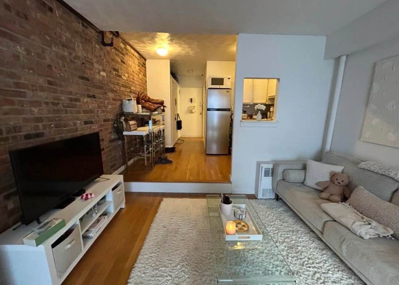 Hey! I’m looking for someone to take over my apartment , it’s a really nice, bright space that’s easy to live in. The vibe is calm and chill, perfect if you like a place that actually feels like home.

Location is super convenient ,close to transportation, shops, and places to grab food, so everything you need is nearby. I’m mostly looking for someone responsible, clean, and easygoing who’ll treat the place well.

Move-in ready and available now. Shoot me a message and tell me a little about yourself if this sounds like your kind of spot!
