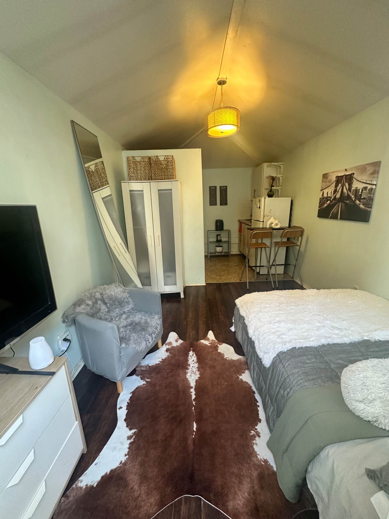 Step into your very own standalone Tiny Home – a cozy studio that’s all yours! With a separate entrance, you’ll enjoy complete privacy and the feeling of a true home. Utilities are all-inclusive. Need some fresh air and outdoor space? Our Tiny Home comes with a charming outdoor area, perfect for your morning coffee, or evening relaxation.
No pets allowed Absolutely NO Smoking on premises.