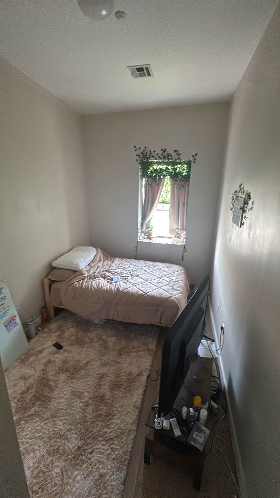 People who live in their 20, really nice and quiet the lease is from October to February 2026 

No down payment needed is 1,100 plus utilities, nice neighborhood 

2343 Coney Island Ave
Brooklyn NY 11223
United States

4 bedrooms, 2 bathrooms 

Renting 1 room furnished 

If needed for September the earliest I can do is after the 13th of September.