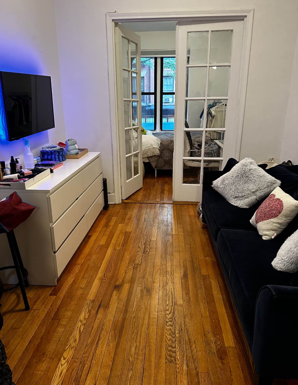 Seeking one person or a couple to take over my whole apartment!!

One-Bedroom in Prime Greenwich Village Location
Welcome to your charming new home in the heart of Greenwich Village! This bright and airy one-bedroom apartment is nestled in a classic building with character and warmth. Enjoy updated appliances, a window AC unit for year-round comfort, and the convenience of laundry just across the street.
✨ Highlights:
Beautiful windows on a quiet, tree-lined street
Responsive and attentive super
Less than 10 minutes to ACE, BDFM, and 6 train lines
Surrounded by the best dining, shopping, and culture the Village has to offer