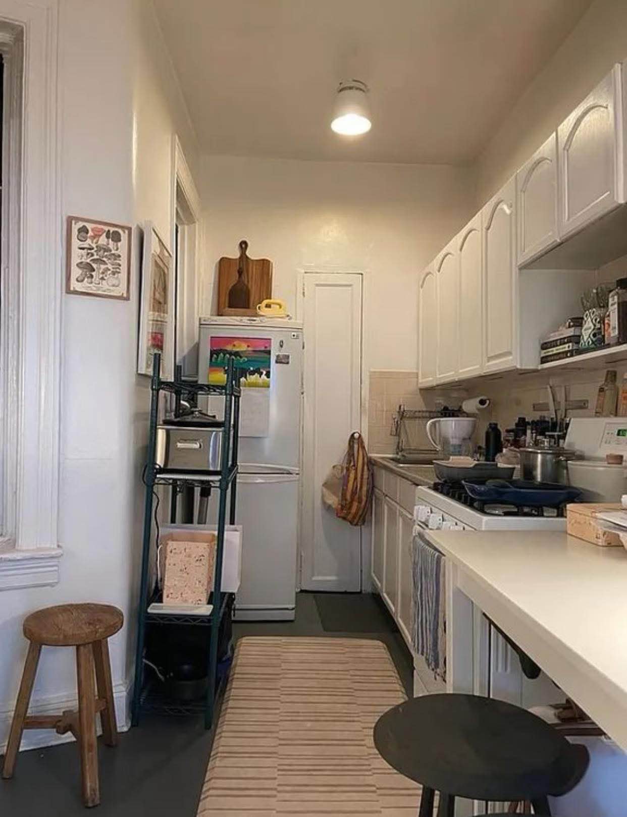 It's a unique and beautiful furnished apt and we can take all the furniture out if you don't need it. Rent includes all utilities and I'm willing to go down to a price within your budget. I'm also willing to do month-to-month, but you have to let me know 30 days before moving out so I have enough time to find a replacement. apartment features:
-All utilities included
-Pet friendly
-washer dryer
-Assigned parking
-Fully Furnished/unfurnished
Move in is available as soon as possible.
If you are interested especially for immediate move in or have any questions please don't hesitate to message me directly. I would love to answer your questions